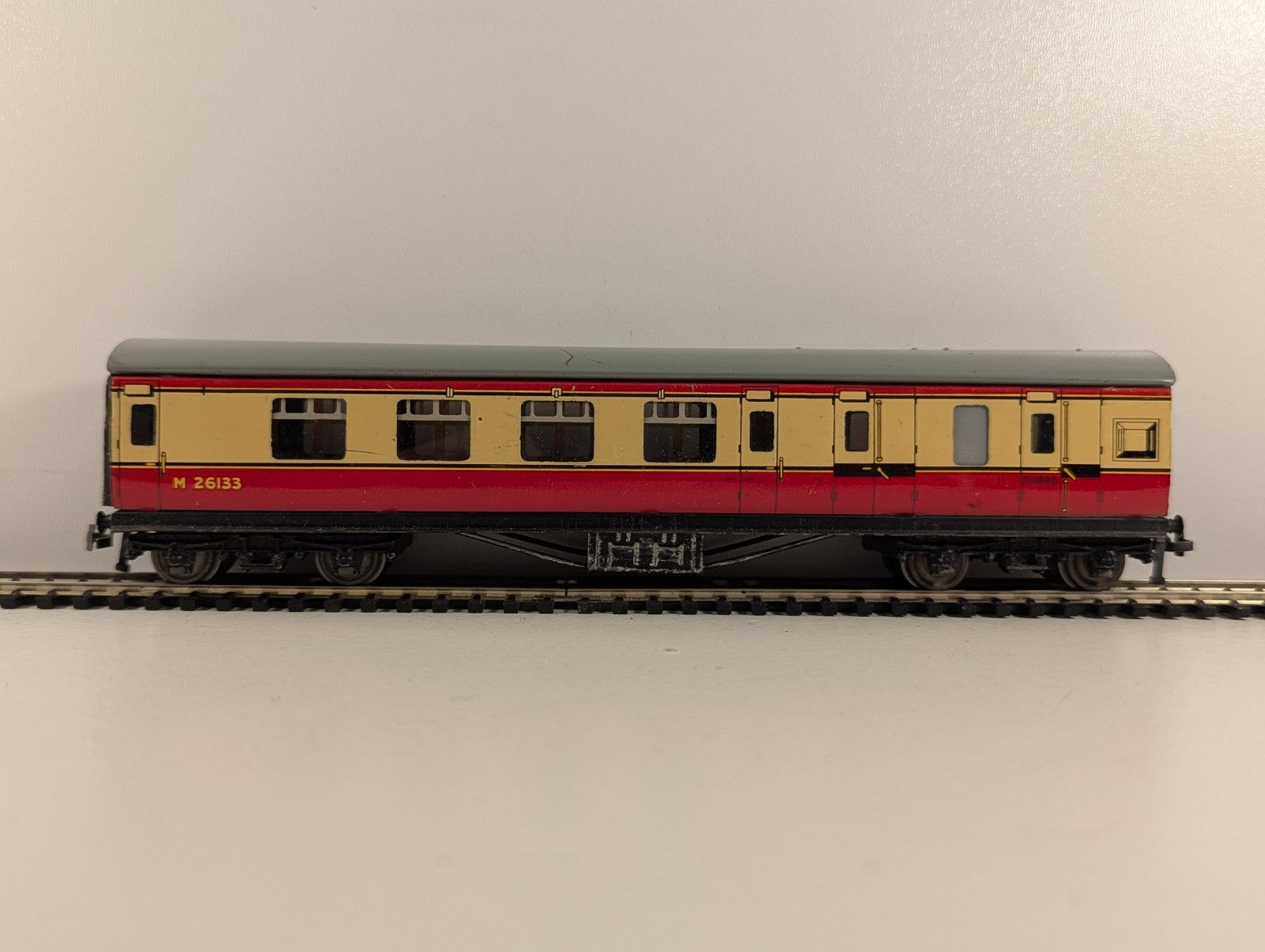 Hornby Dublo OO Gauge LMR Corridor Brake Coach in Crimson & Cream - Wrong Box