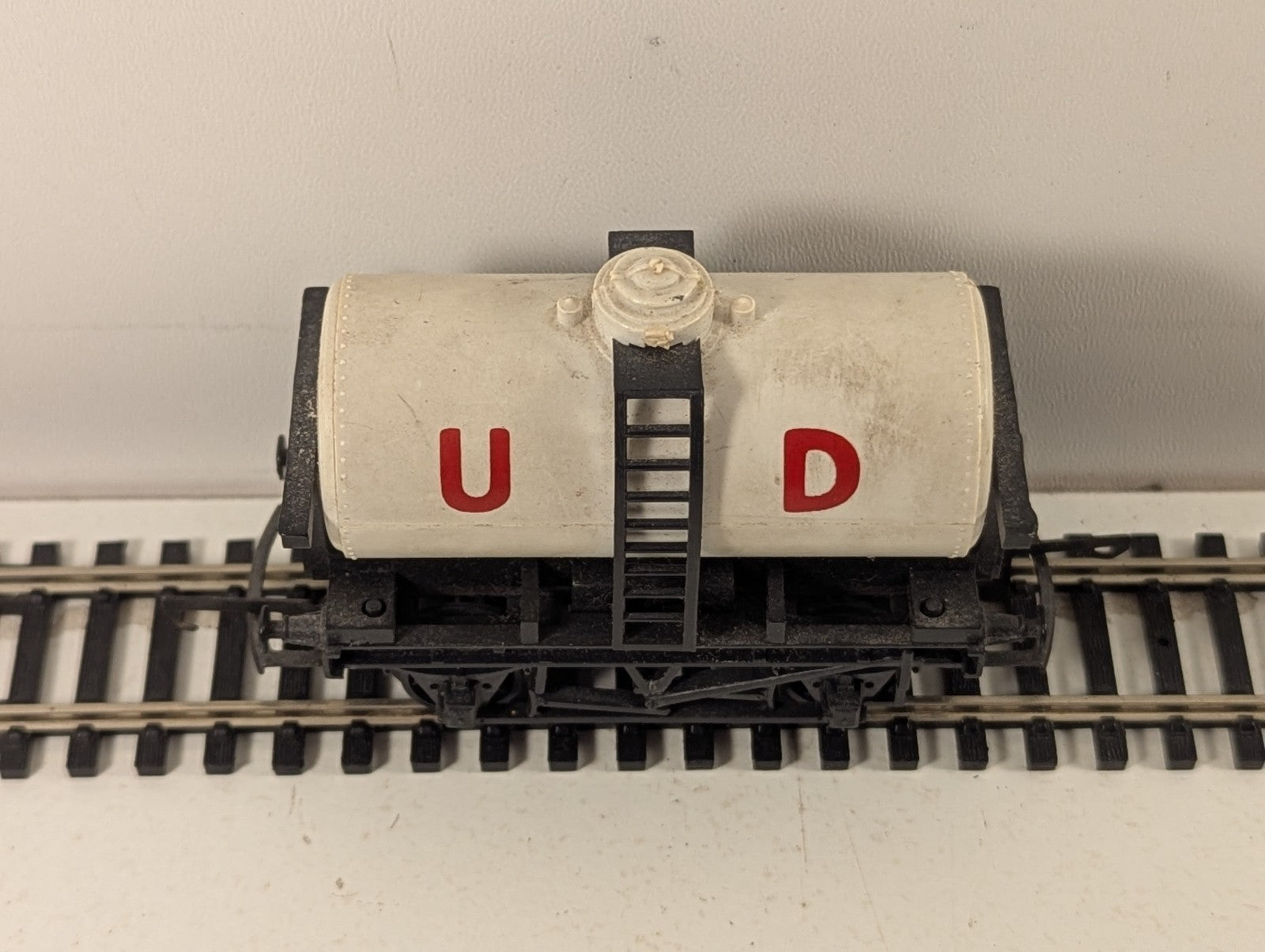 Hornby OO Gauge United Dairies Milk Tank Wagon Goods Wagon