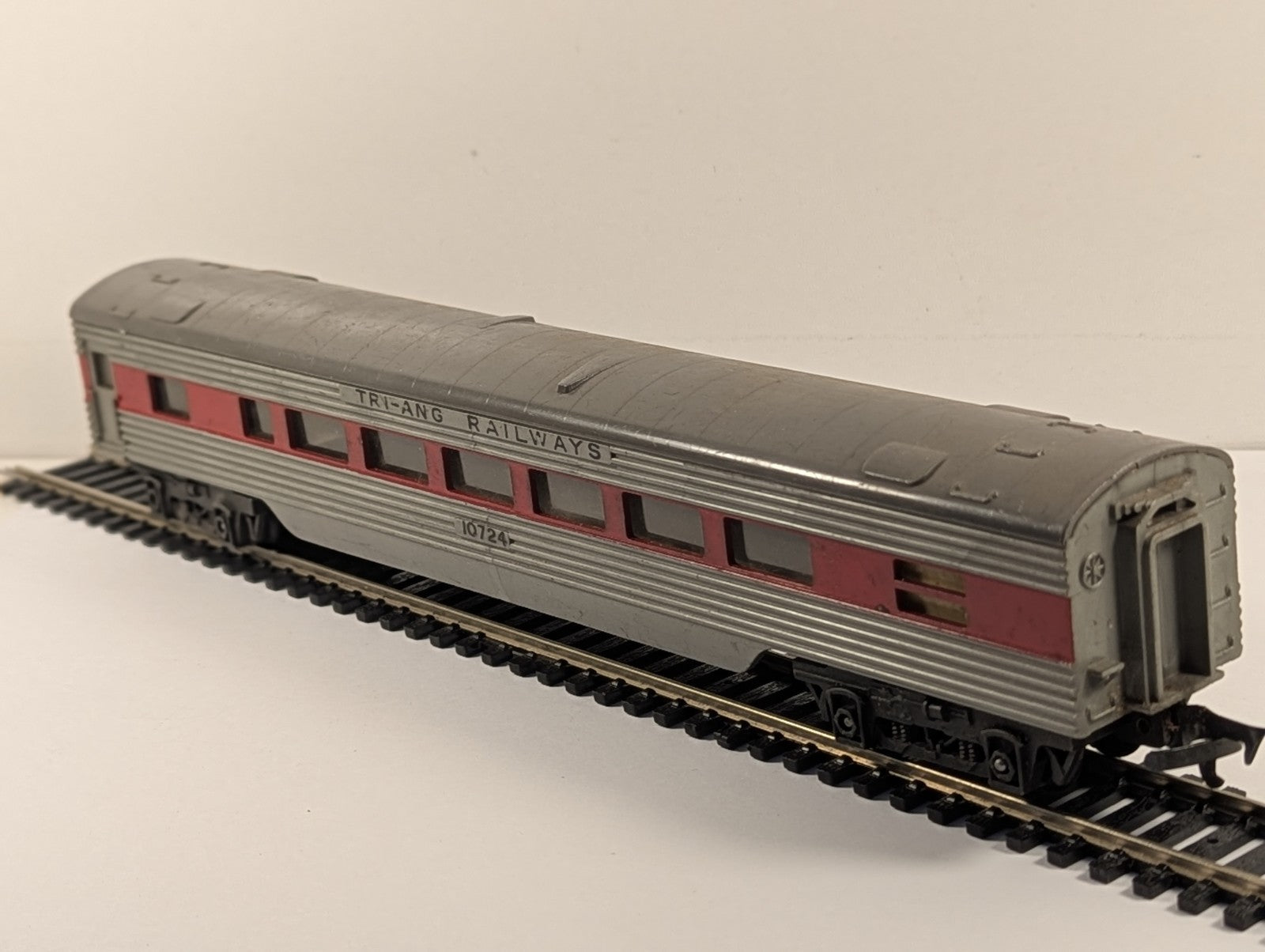 Tri-ang OO Gauge R25 Transcontinental Passenger Coach 10724