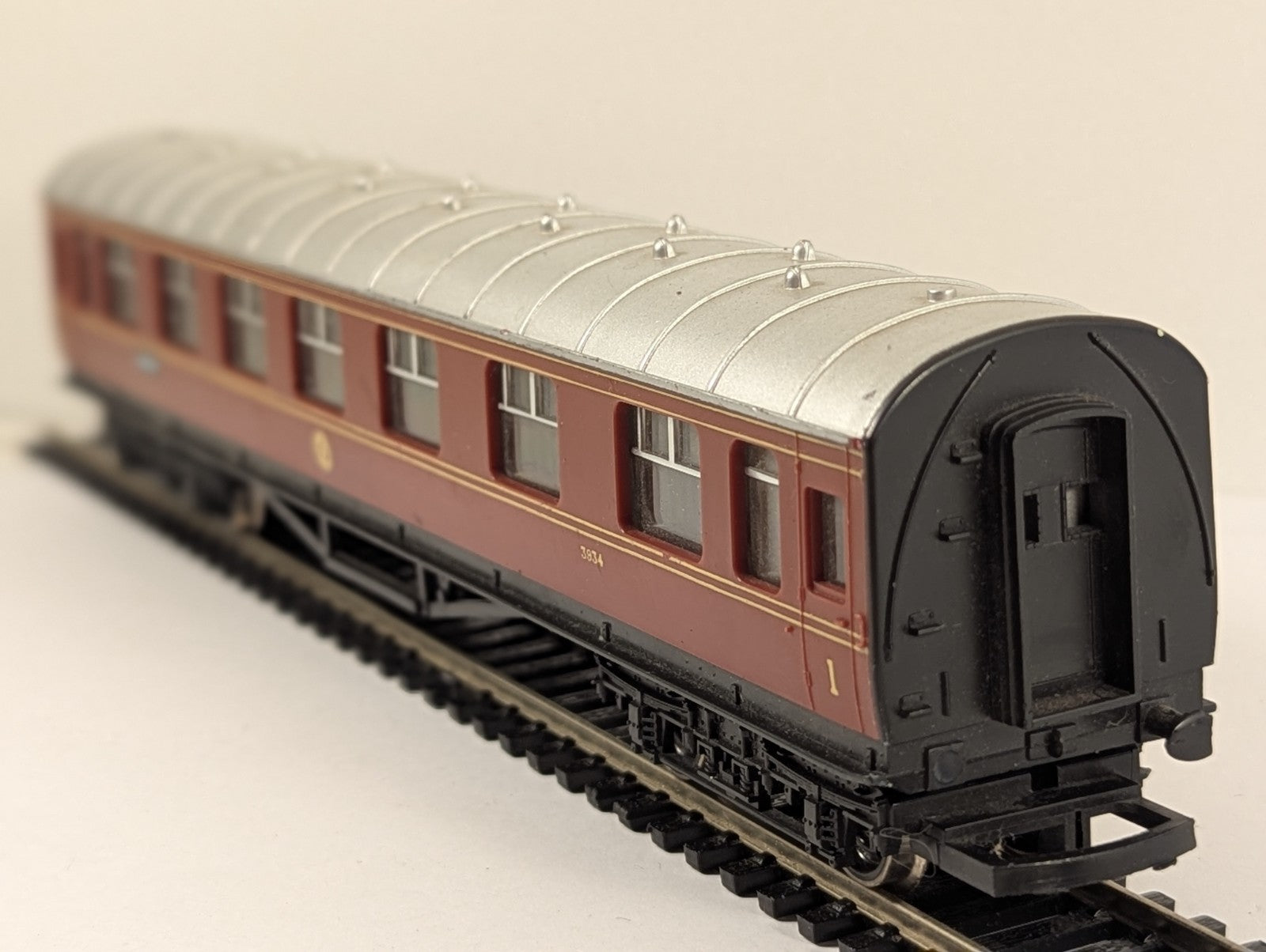 Hornby OO Gauge LMS Maroon Stanier Composite Coach