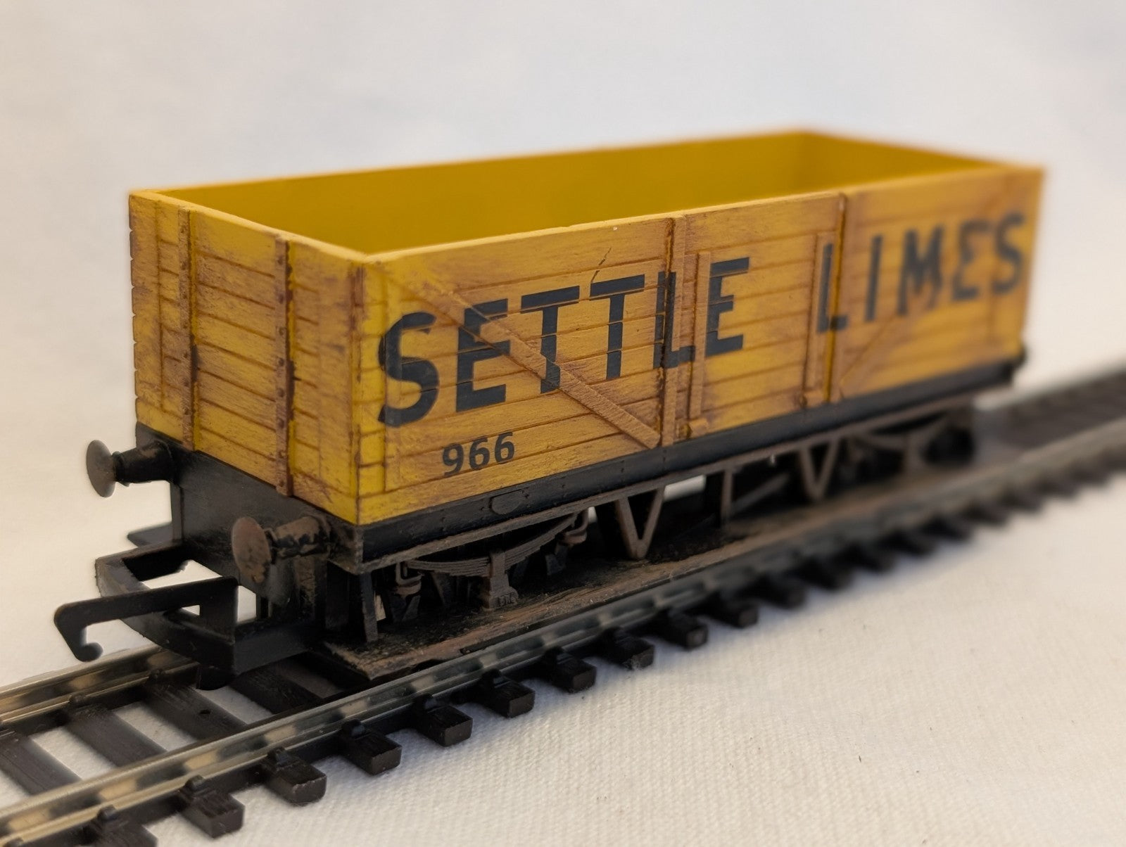 Hornby OO Gauge 5 Plank Wagon Goods Wagon 966 Settle Limes Yellow