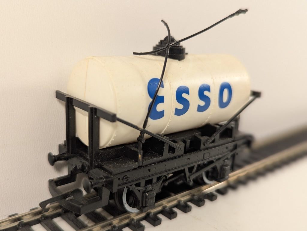 Hornby R096 OO Gauge White Esso Tanker Broken Cross Piece