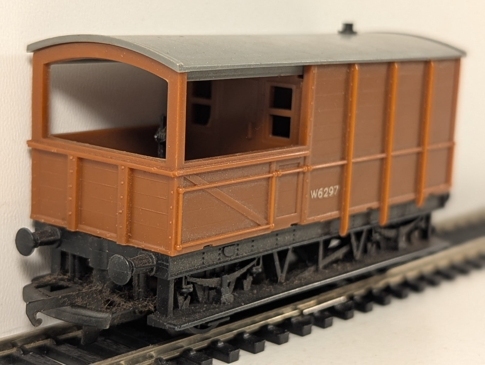 Tri-ang R124 OO Gauge BR Toad Brake Van Brown