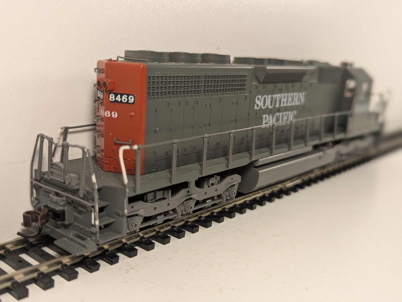 Kato HO Scale EMD SD40 Southern Pacific 8469 Diesel Locomotive