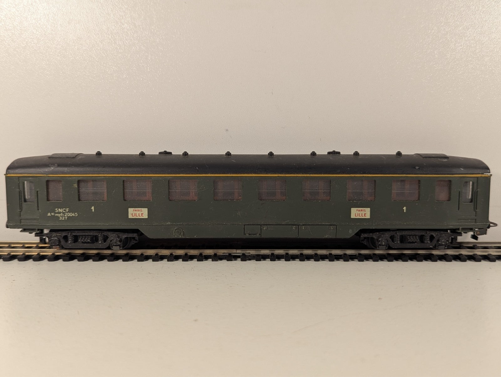 Hornby-Acho SNCF 1st Class Passenger Coach Green HO Gauge - Missing Coupler