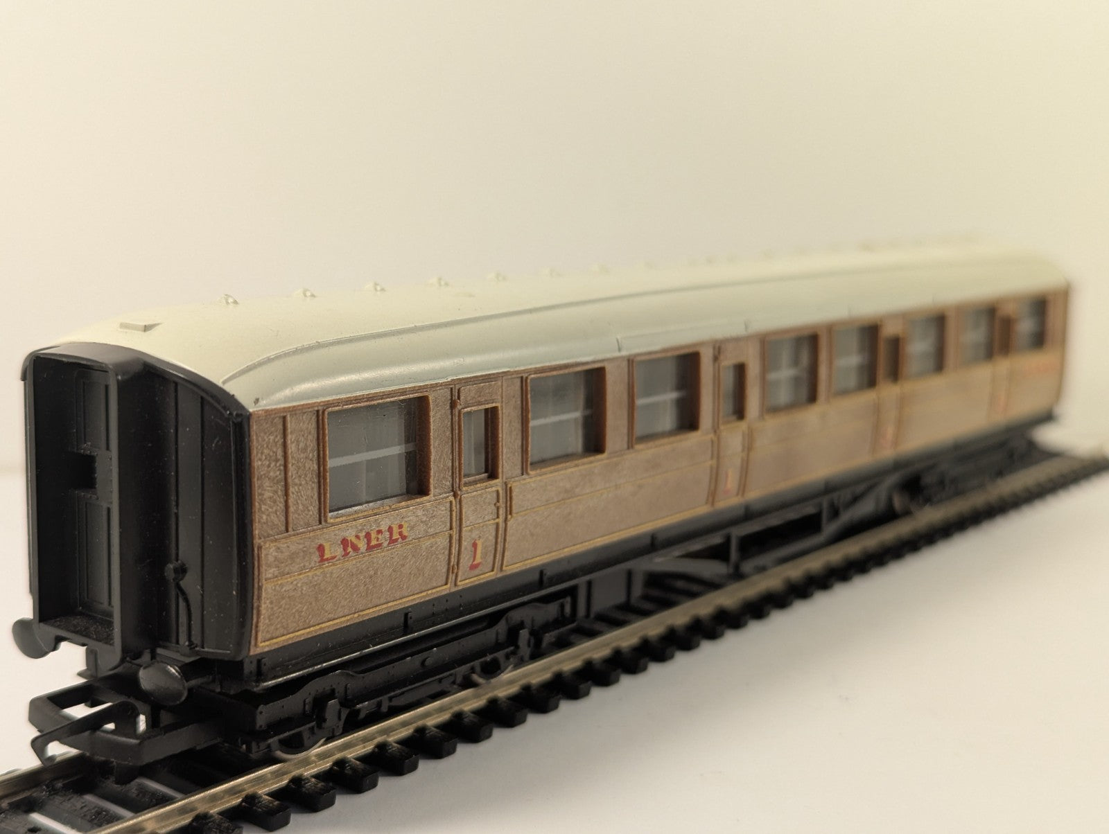 Hornby RailRoad OO Gauge LNER Teak Composite Coach for Mallard