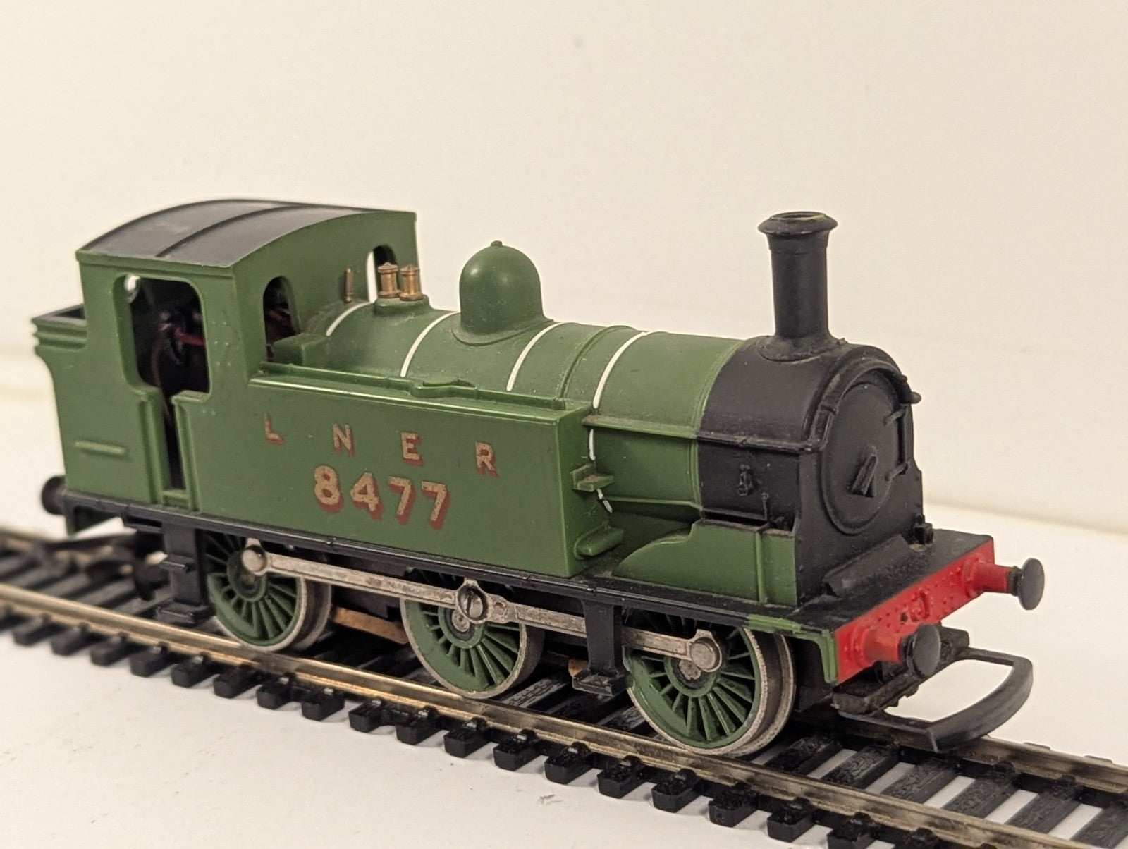 Hornby R252 LNER Class J83 0-6-0 Tank Locomotive No.8477  - Needs Attention