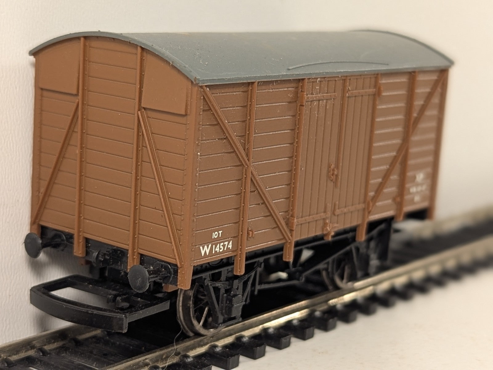 Hornby OO Gauge BR ex-GWR 10 Ton Ventilated Van Wagons W14574 BR Brown
