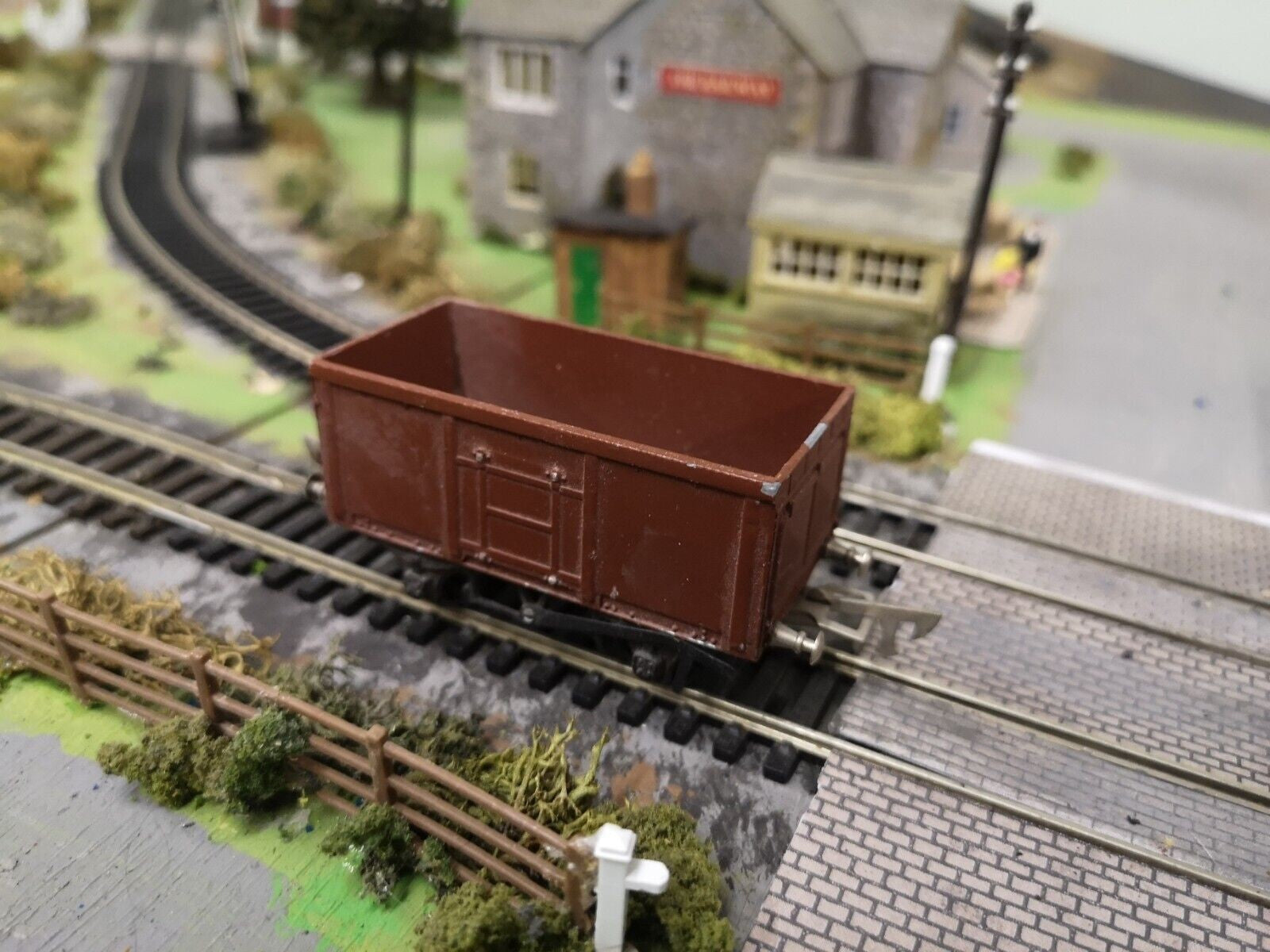 Graham Farish Formo Steel Sided 3 Rail OO Gauge