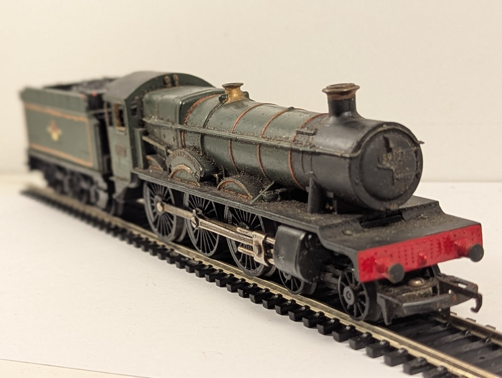Tri-ang OO Gauge GWR Hall Class 4-6-0 'Queen's Hall' Locomotive 591