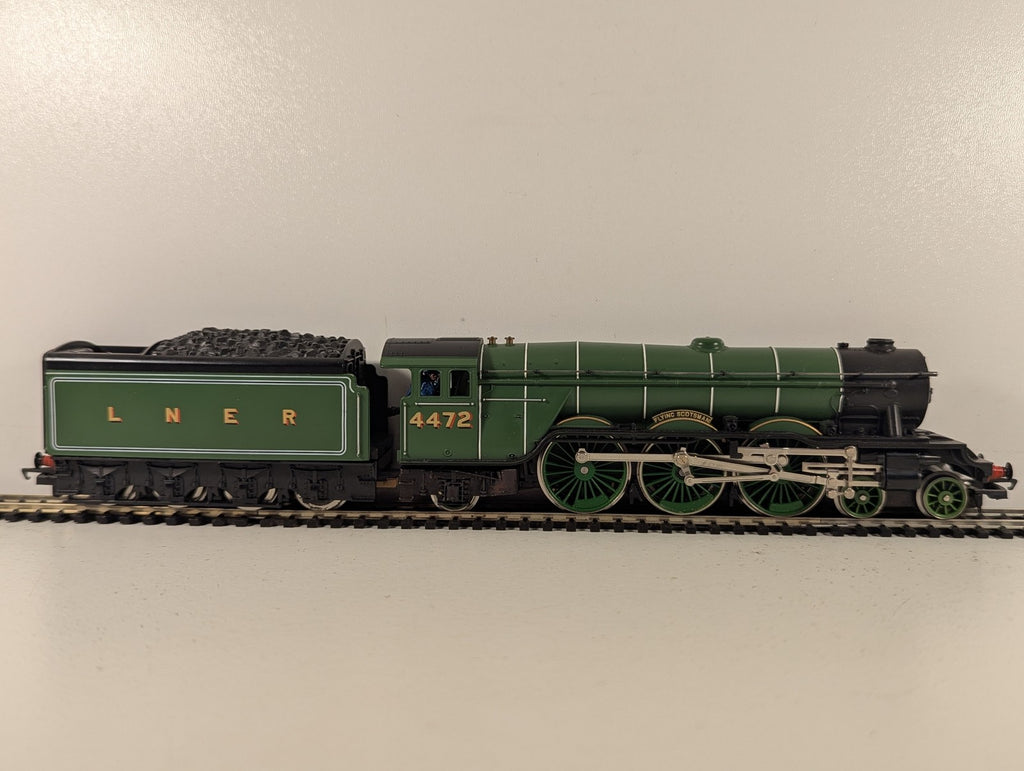 Hornby OO Gauge Flying Scotsman Steam Locomotive 4472 LNER Green