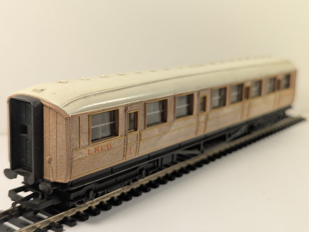 Hornby RailRoad OO Gauge LNER Teak Composite Coach for Mallard