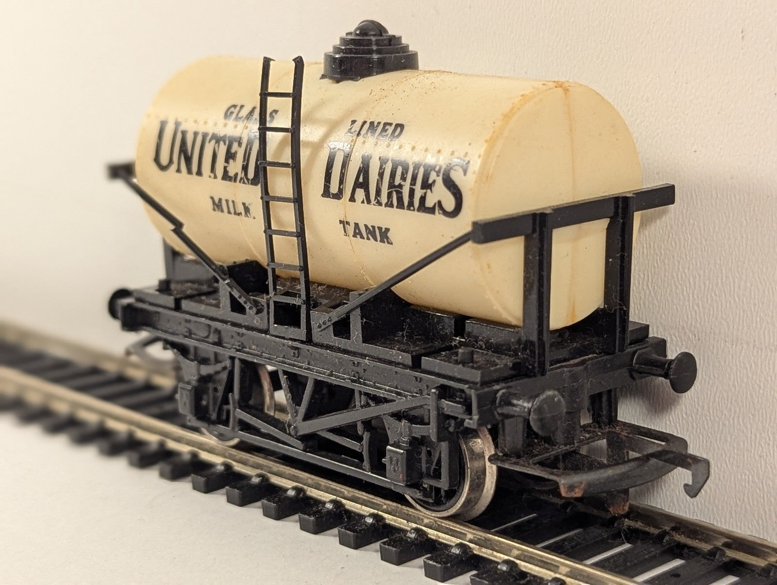 Tri-ang OO Gauge United Dairies Milk Tank Wagon Goods Wagon R127