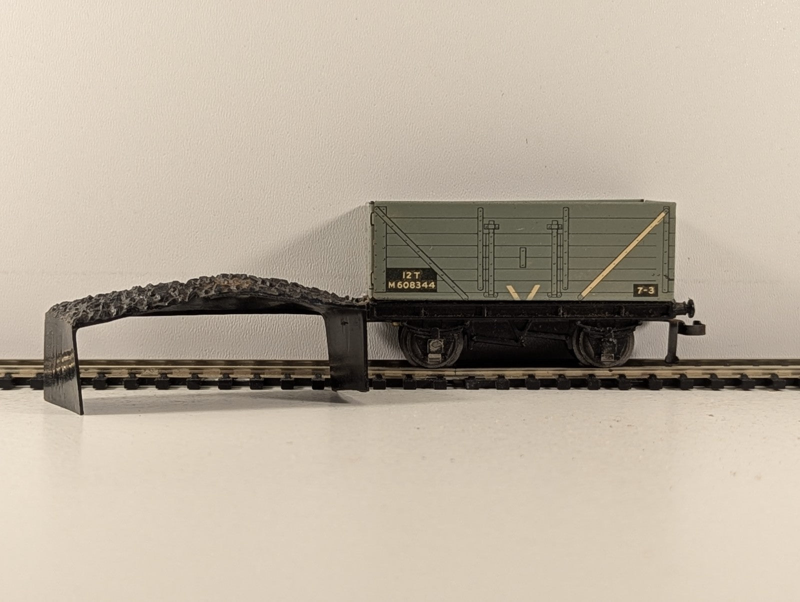 Hornby Dublo 32030 OO Gauge BR Grey D2 High-Sided Coal Wagon with Coal Load