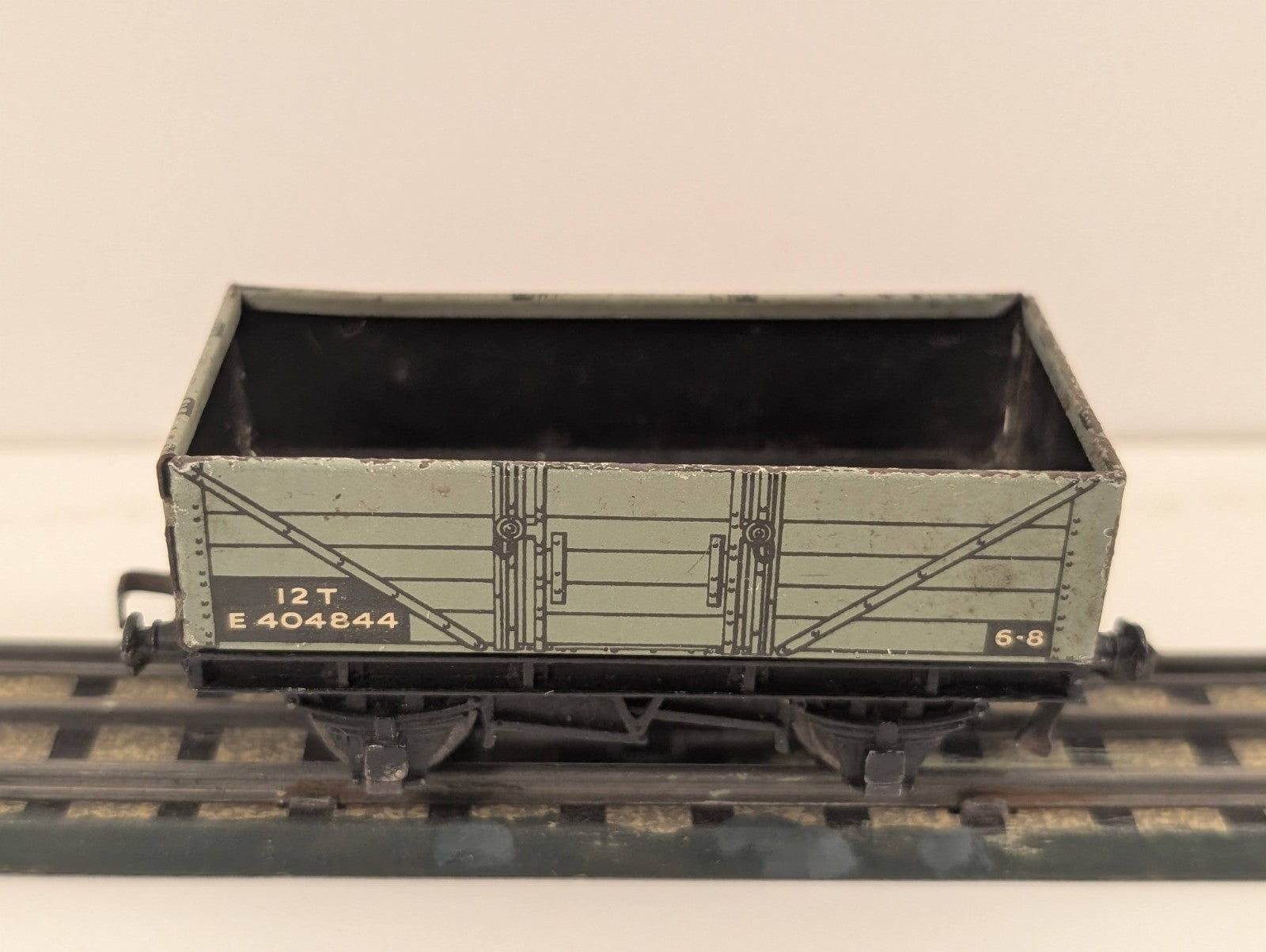 Hornby Dublo 32075 OO Gauge 5 Plank Wagon, with the number E404844