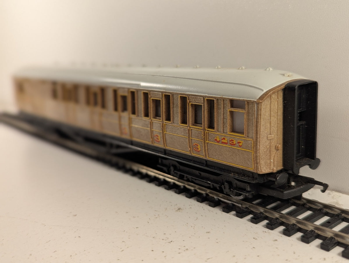 Hornby OO Gauge LNER Gresley Brake Coach Passenger Coach 4237 LNER Teak R477