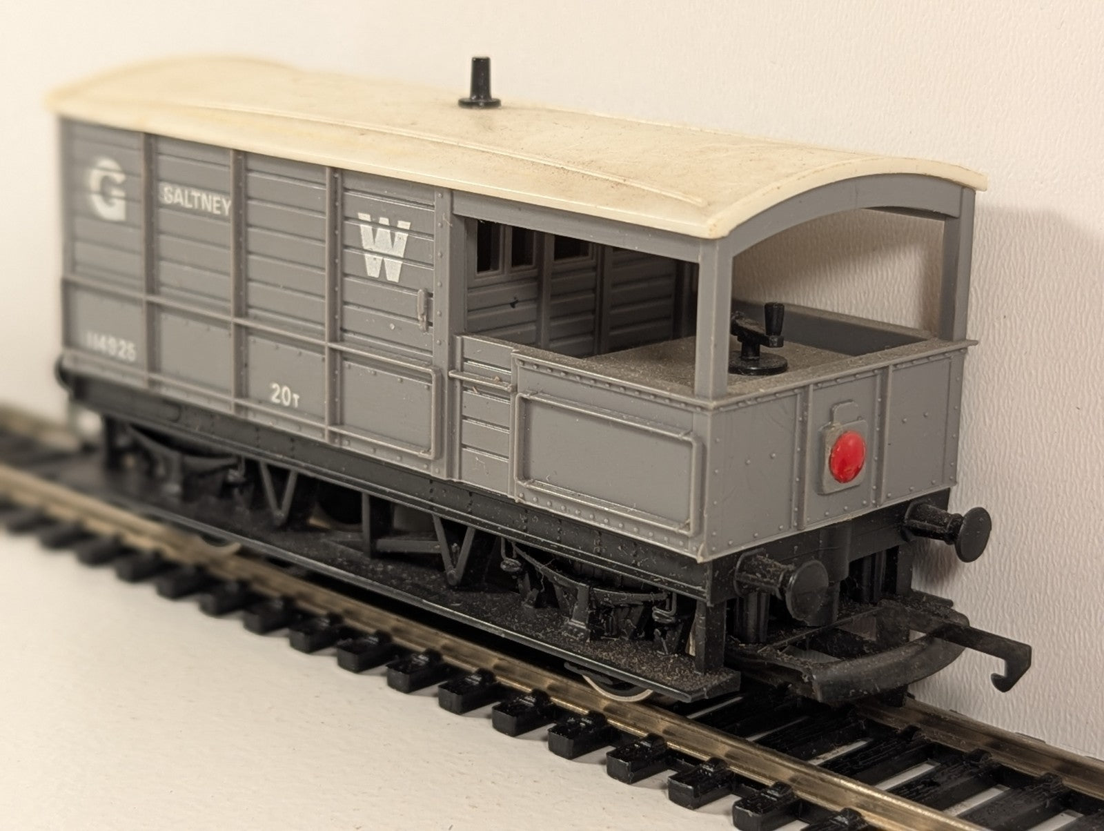 Hornby R018 OO Gauge GWR 20-Ton “Toad” Brake Van No. 114925 – Saltney (Grey)