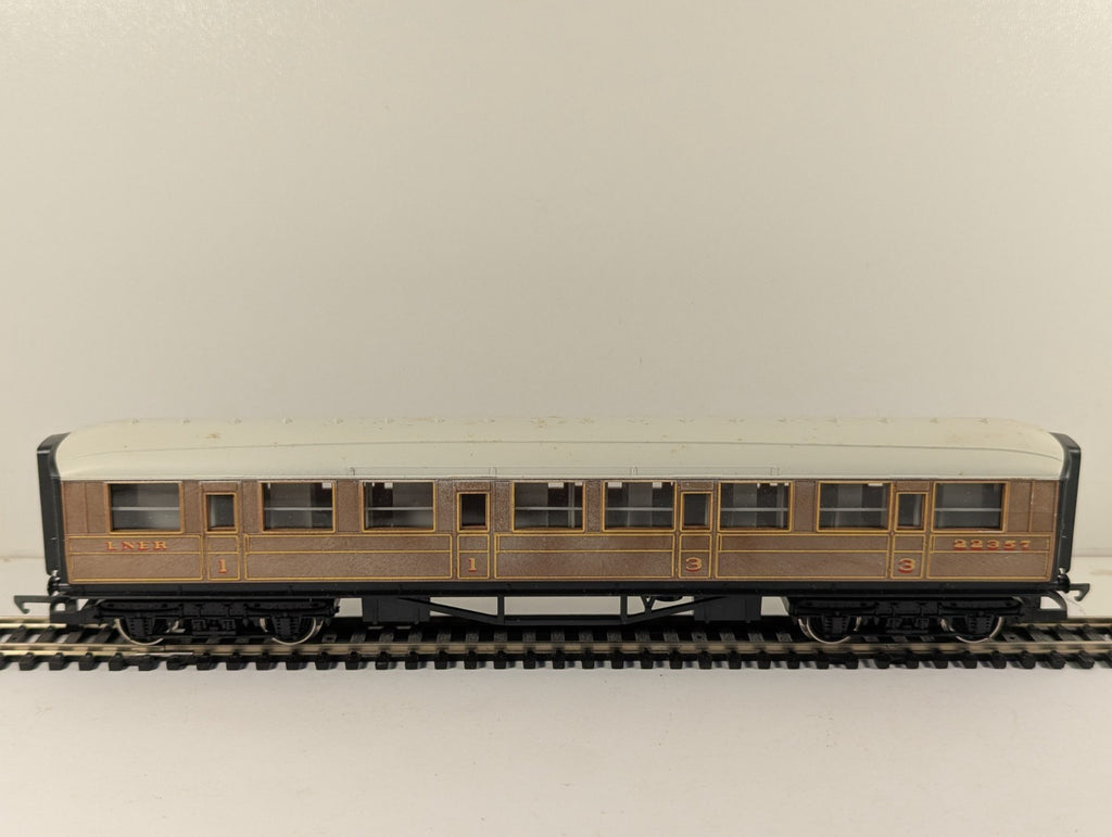 Hornby Railways R435 OO Gauge LNER 1st & 3rd Composite Coach Boxed