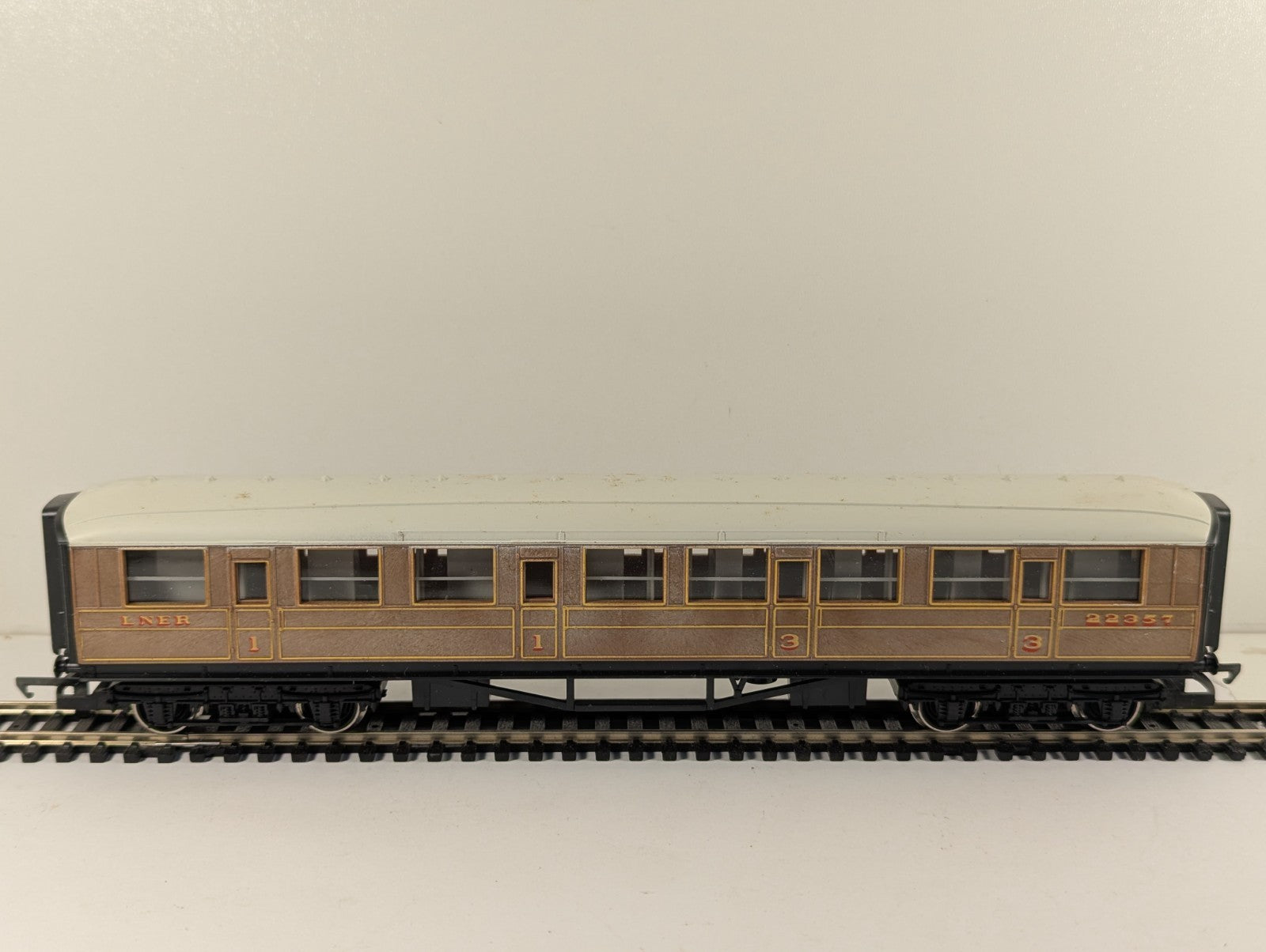 Hornby Railways R435 OO Gauge LNER 1st & 3rd Composite Coach Boxed