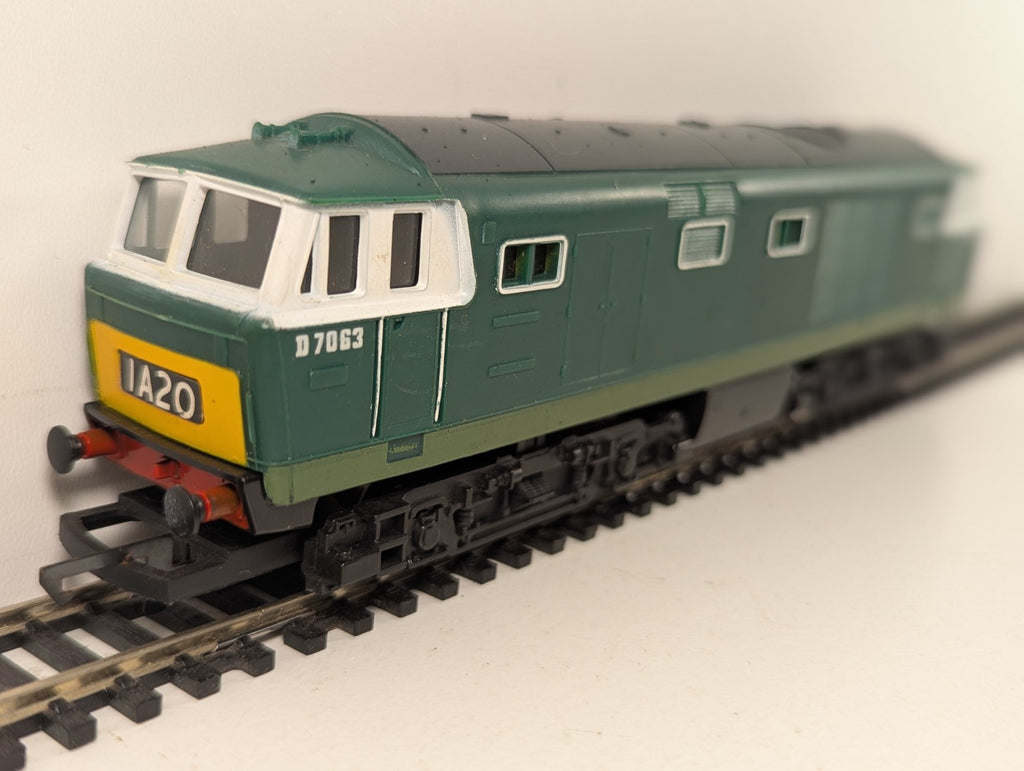 Hornby R072 Class 35 Hymek Locomotive D7063 BR Green