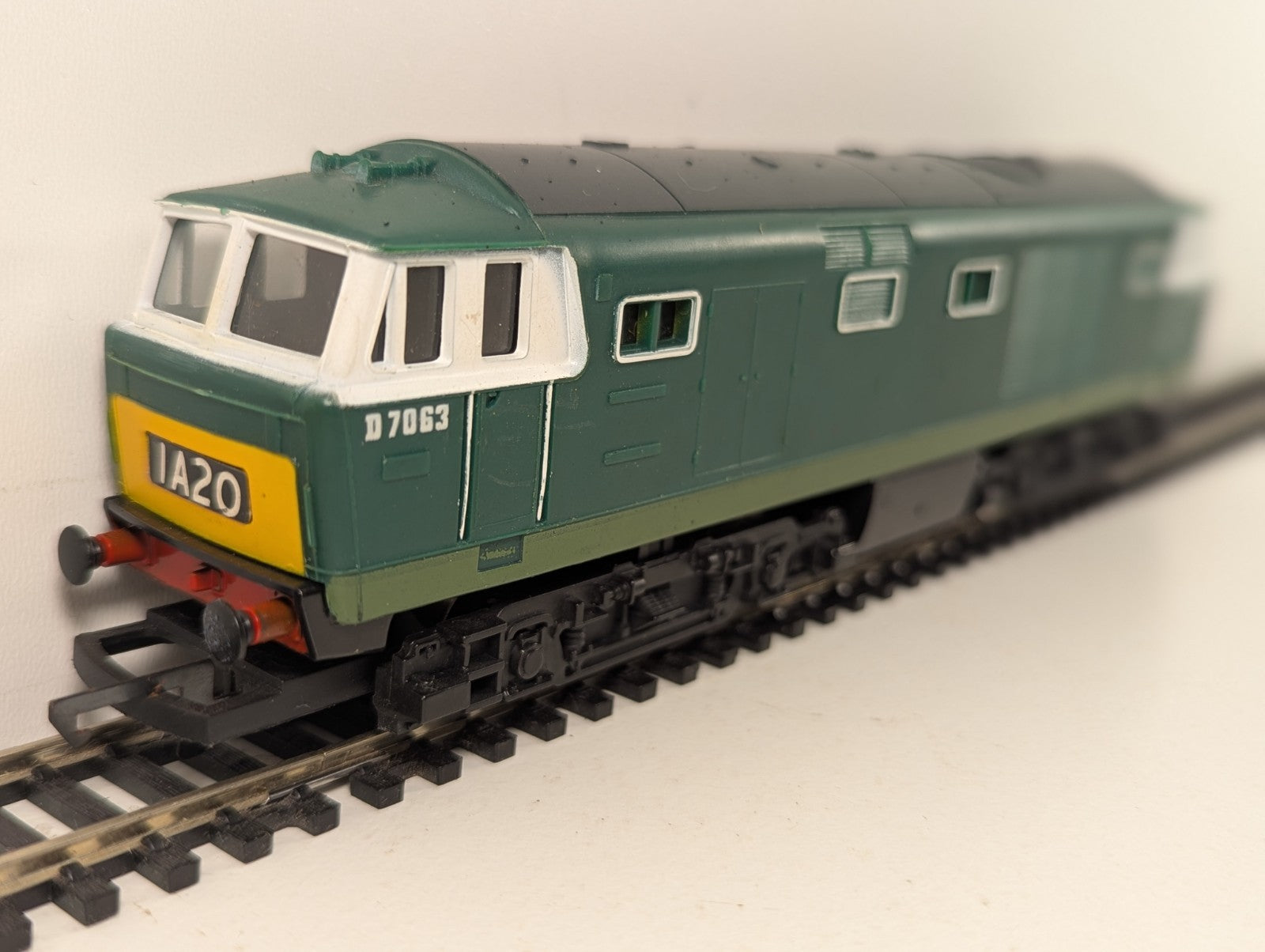 Hornby R072 Class 35 Hymek Locomotive D7063 BR Green