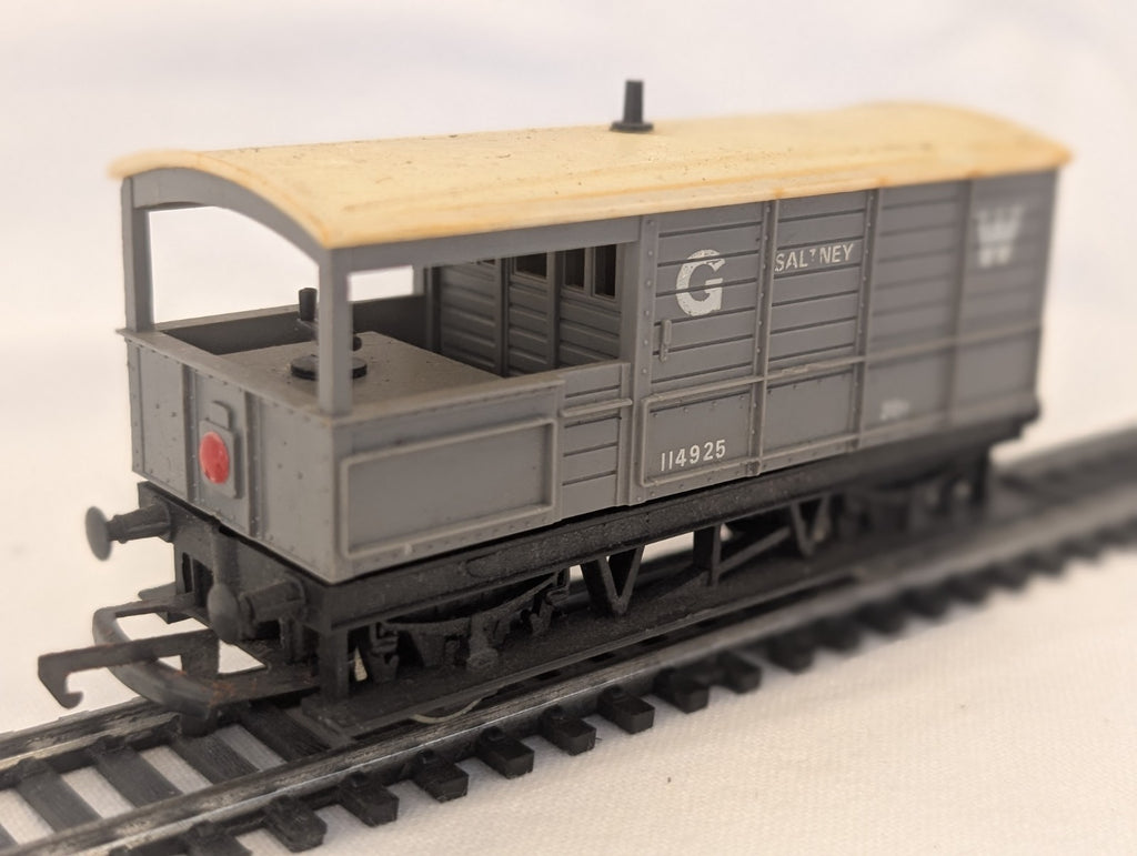 Hornby R018 OO Gauge GWR 20 Ton “Toad” Brake Van – Saltney