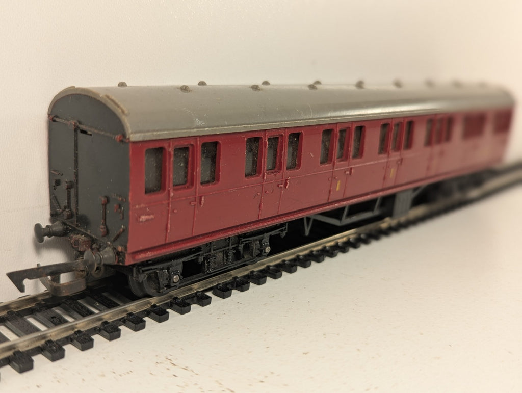 Tri-ang R121 OO Gauge BR Maroon Suburban Composite Coach
