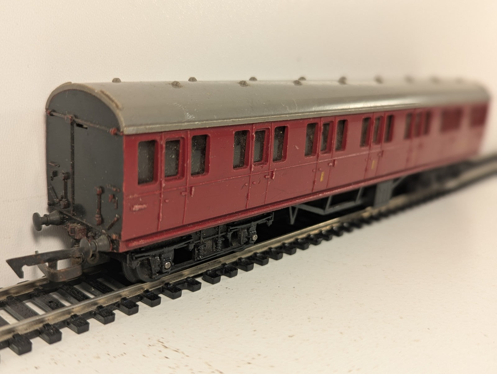 Tri-ang R121 OO Gauge BR Maroon Suburban Composite Coach