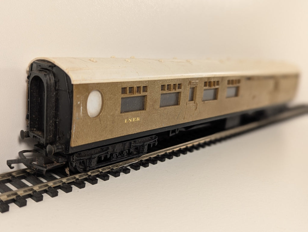 Hornby R938 OO Gauge LNER Thompson Brake 3rd Coach No. 1870 – Teak