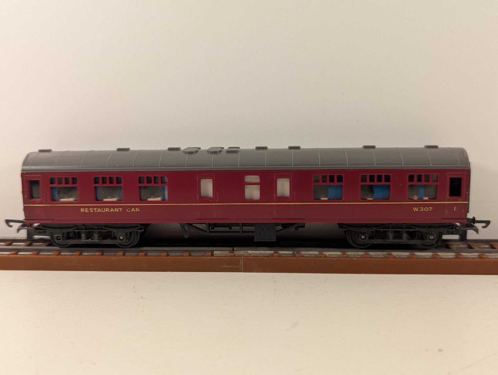 Tri-ang TT Gauge BR Mk1 First Class Restaurant Car