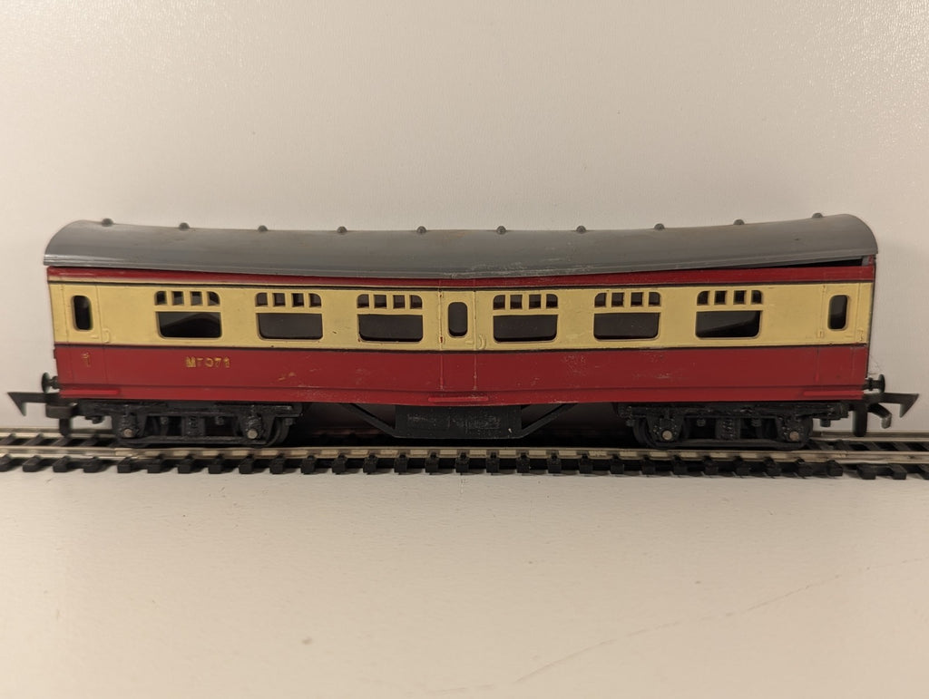 Tri-ang R21 OO/HO Gauge Passenger Coach M7071 – Blood & Custard Livery