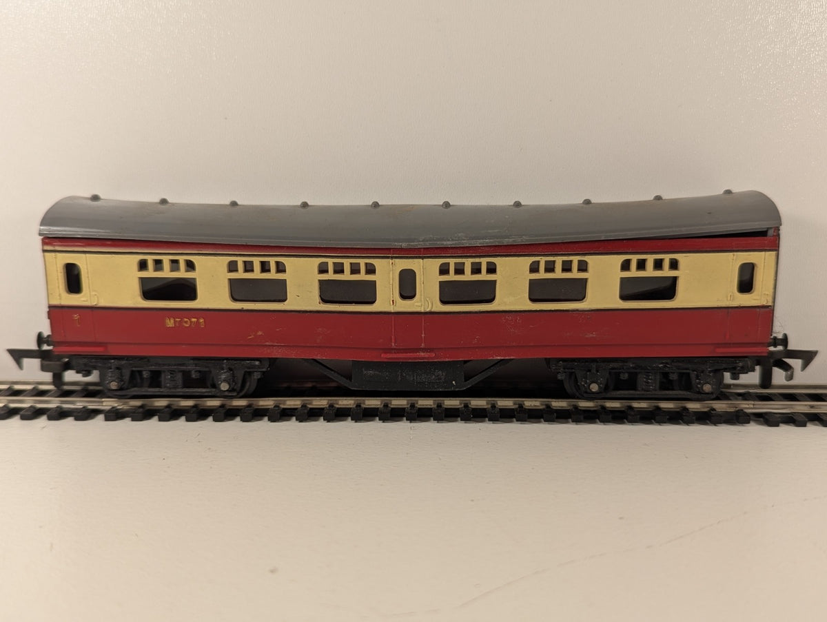 Tri-ang R21 OO/HO Gauge Passenger Coach M7071 – Blood & Custard Livery