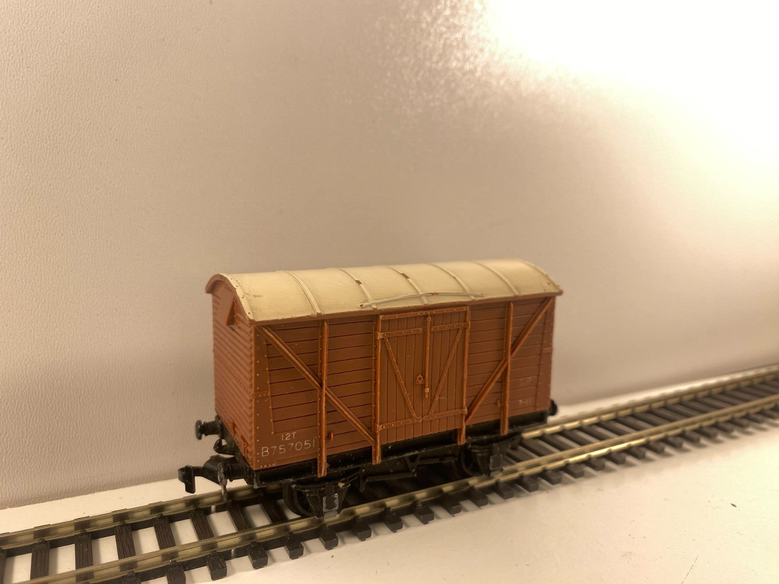 Hornby Dublo OO Gauge SD6 12-Ton Ventilated Van – B757051 (RC 24106 / 4325)