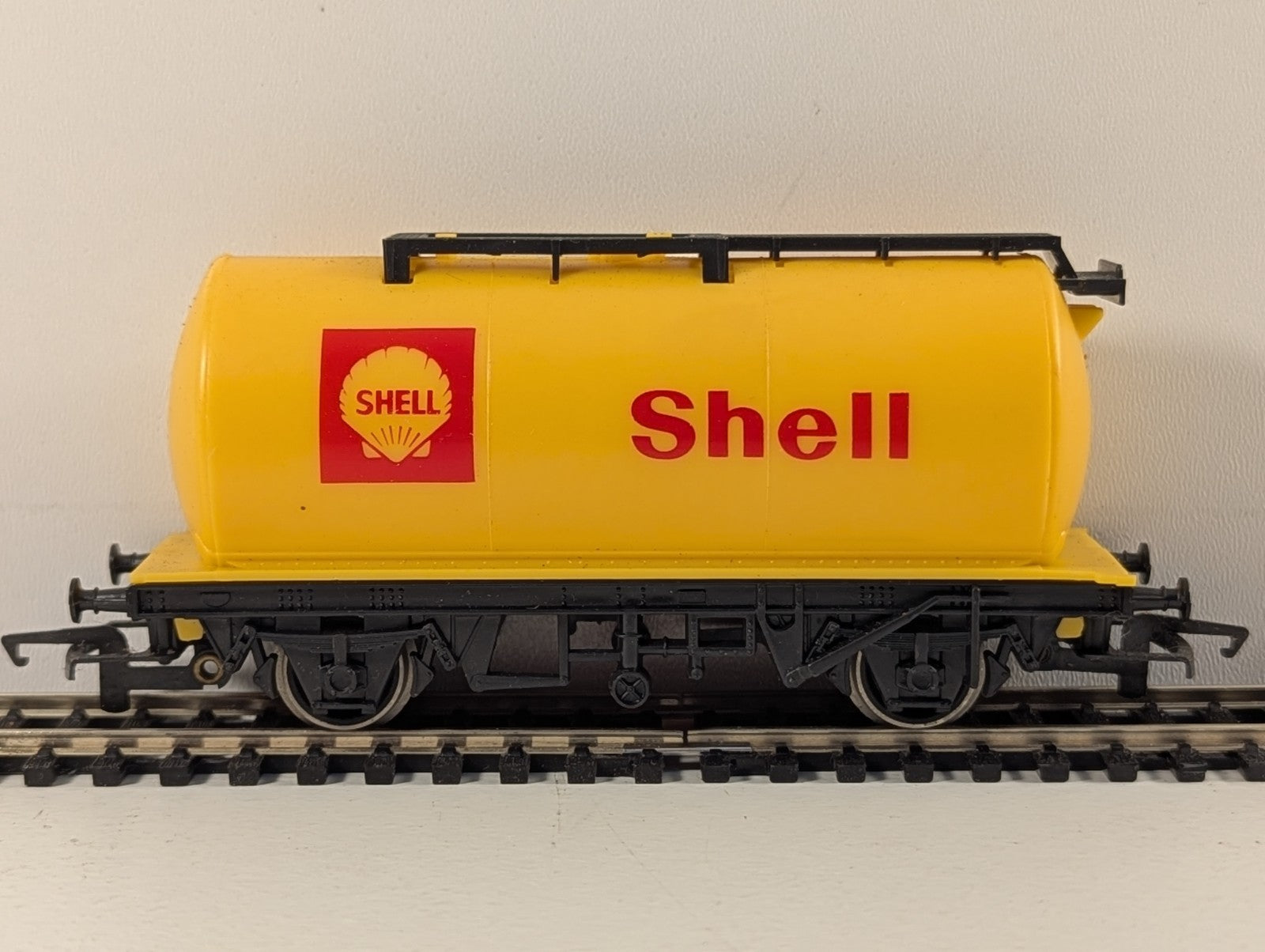 Hornby R227 OO Gauge Yellow Shell Tank Wagon Boxed