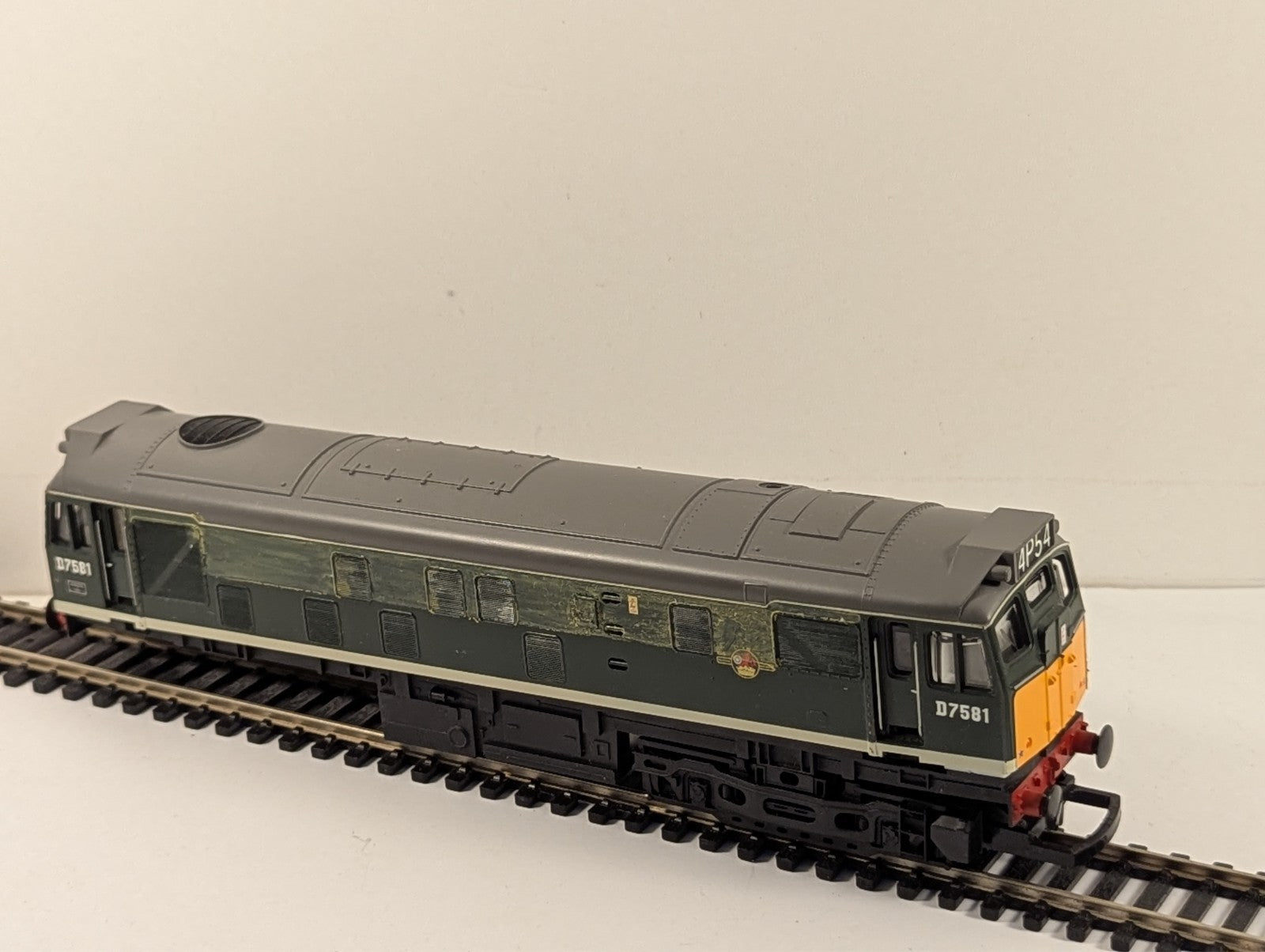 Hornby R2121A BR Class 25 Diesel Locomotive Green OO Gauge - Spares/Repairs