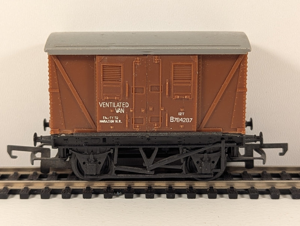 Tri-ang R11A OO Gauge 12-Ton Closed Van