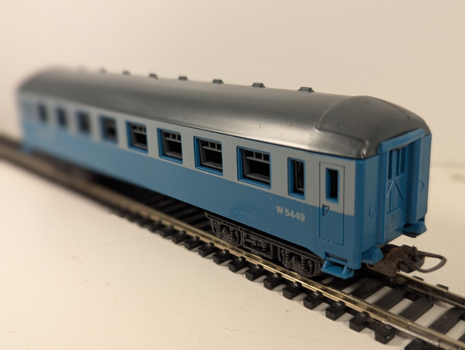 Lima HO Gauge Mk2 Corridor 2nd Coach W5449 InterCity Blue & Grey