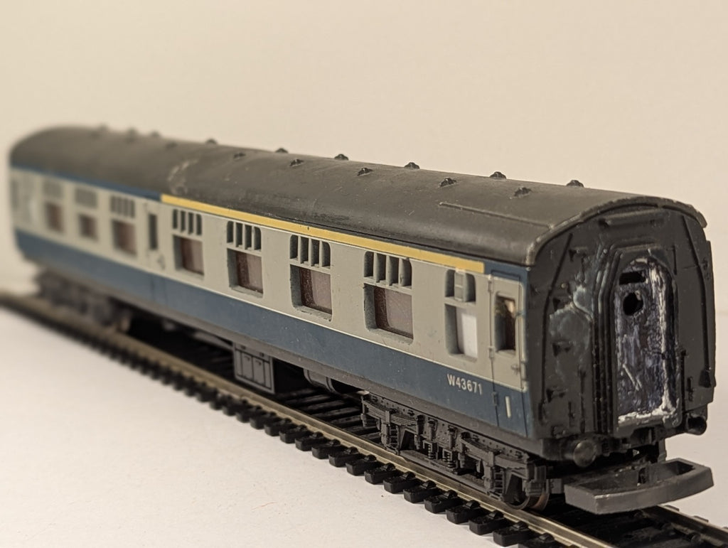 Lima 305335 OO Gauge BR Mk1 composite first Corridor Coach – Missing Buffer