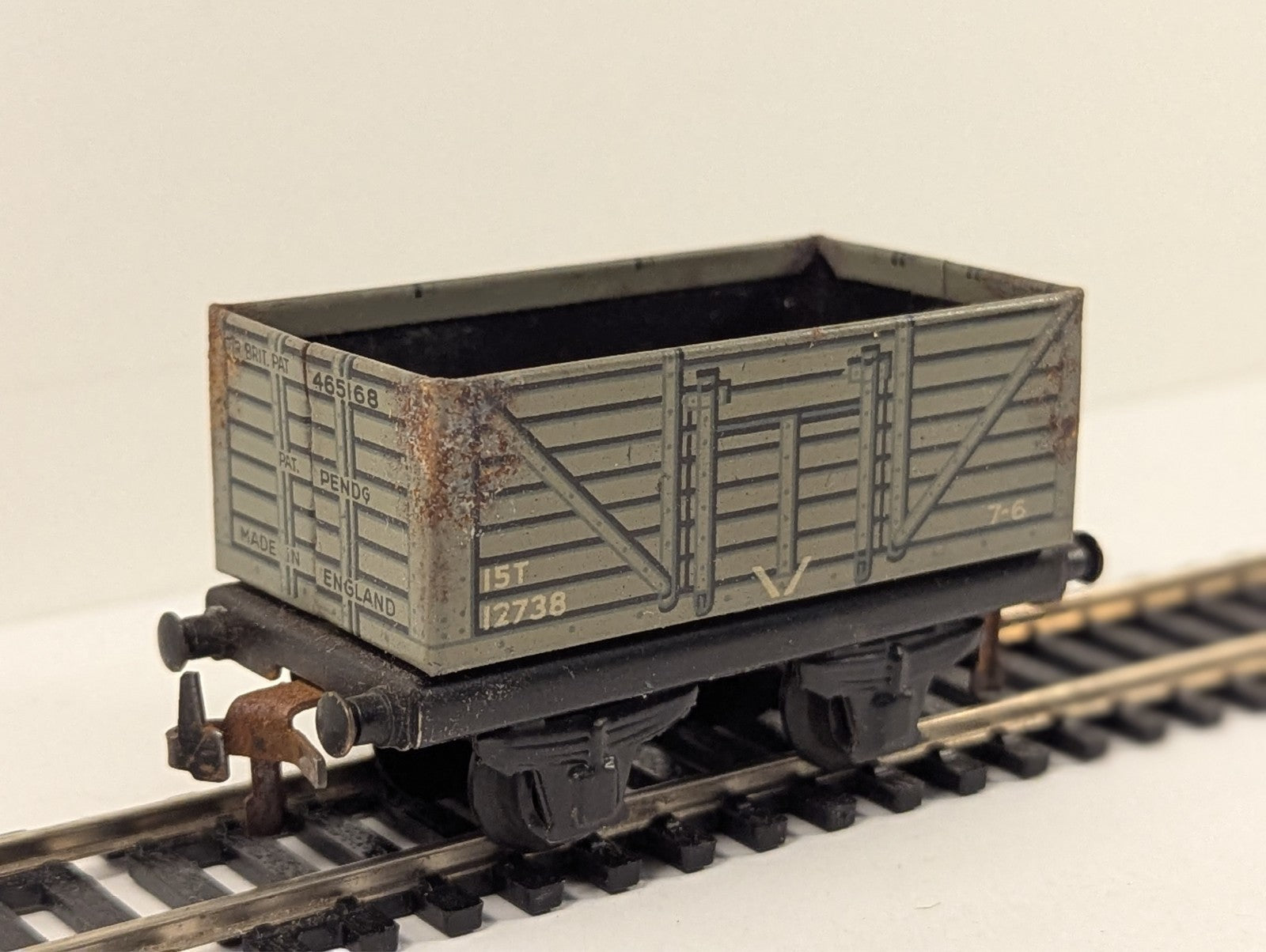 Trix Twin Railway 15 Ton High-Sided Plank Wagon OO Gauge - Chipped Decals