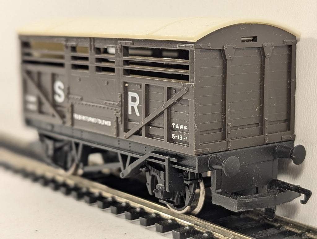 Hornby OO Gauge SR Cattle Wagon Goods Wagon 51915 SR Brown R564