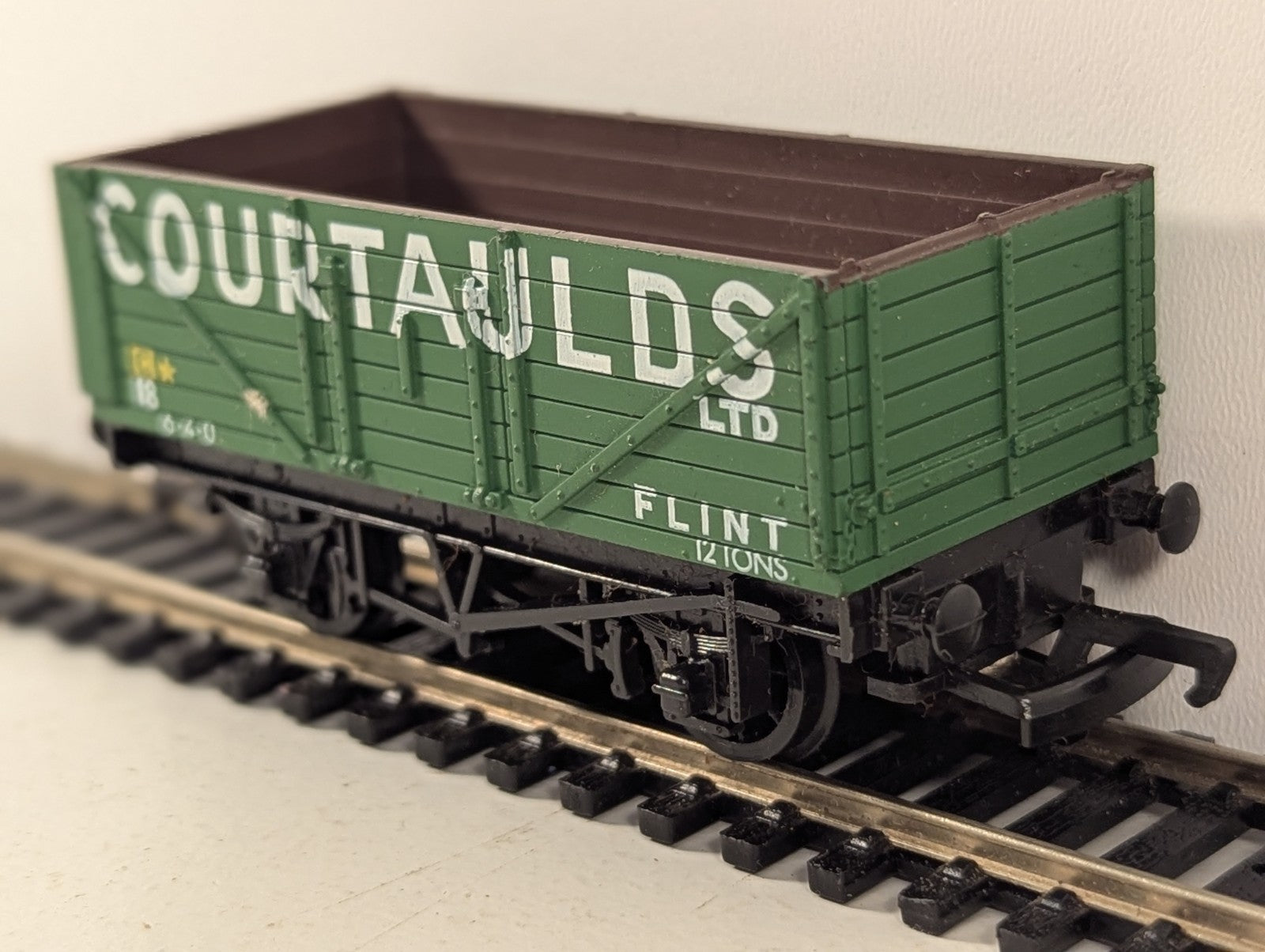 Mainline Courtaulds Ltd. Flint No.18 7 Plank Open Wagon OO Gauge - Boxed