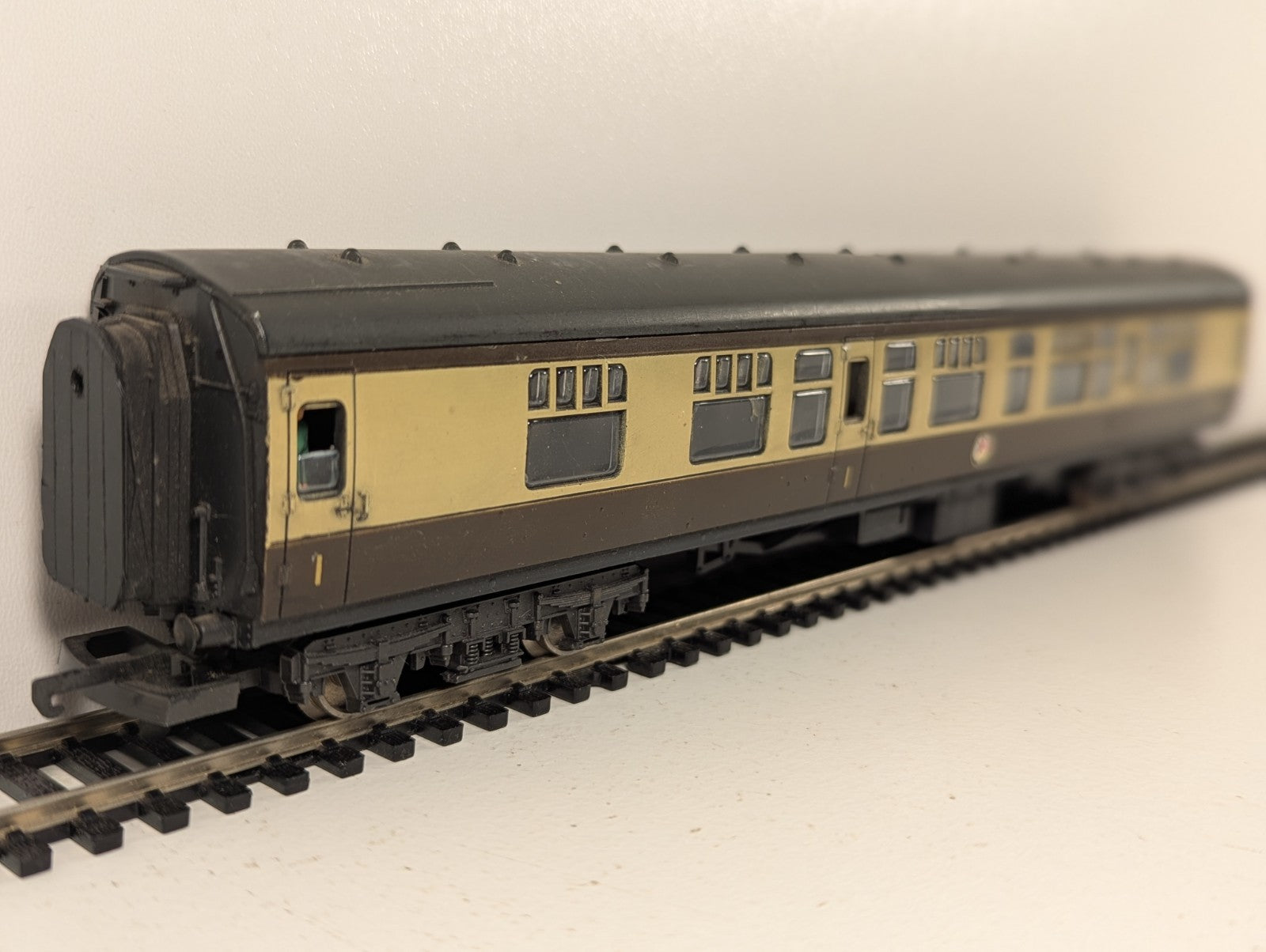 Lima 305313 OO Gauge BR Mk1 Composite Corridor Coach Chocolate & Cream