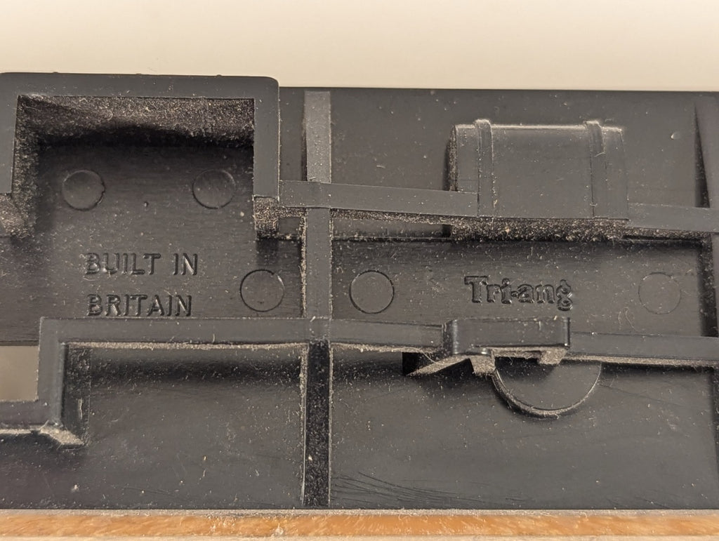 Tri-ang OO Gauge LNER Teak Composite Third Coach
