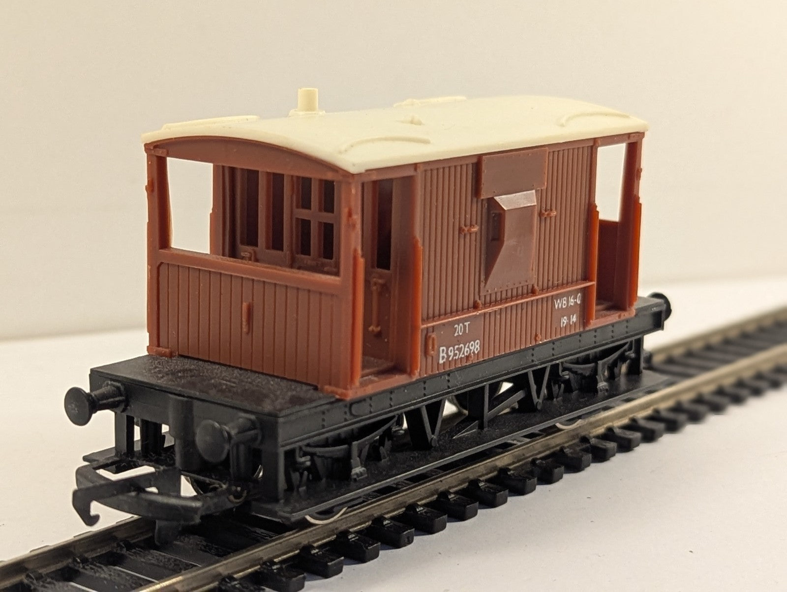 Hornby R124 OO Gauge BR 20 Ton Brake Van B952698