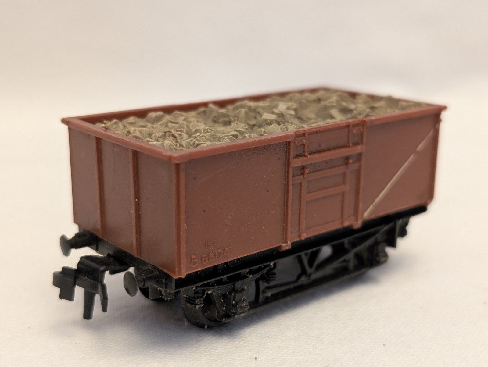 Trix OO Gauge 16-Ton Mineral Wagon Goods Wagon B68174 BR Bauxite