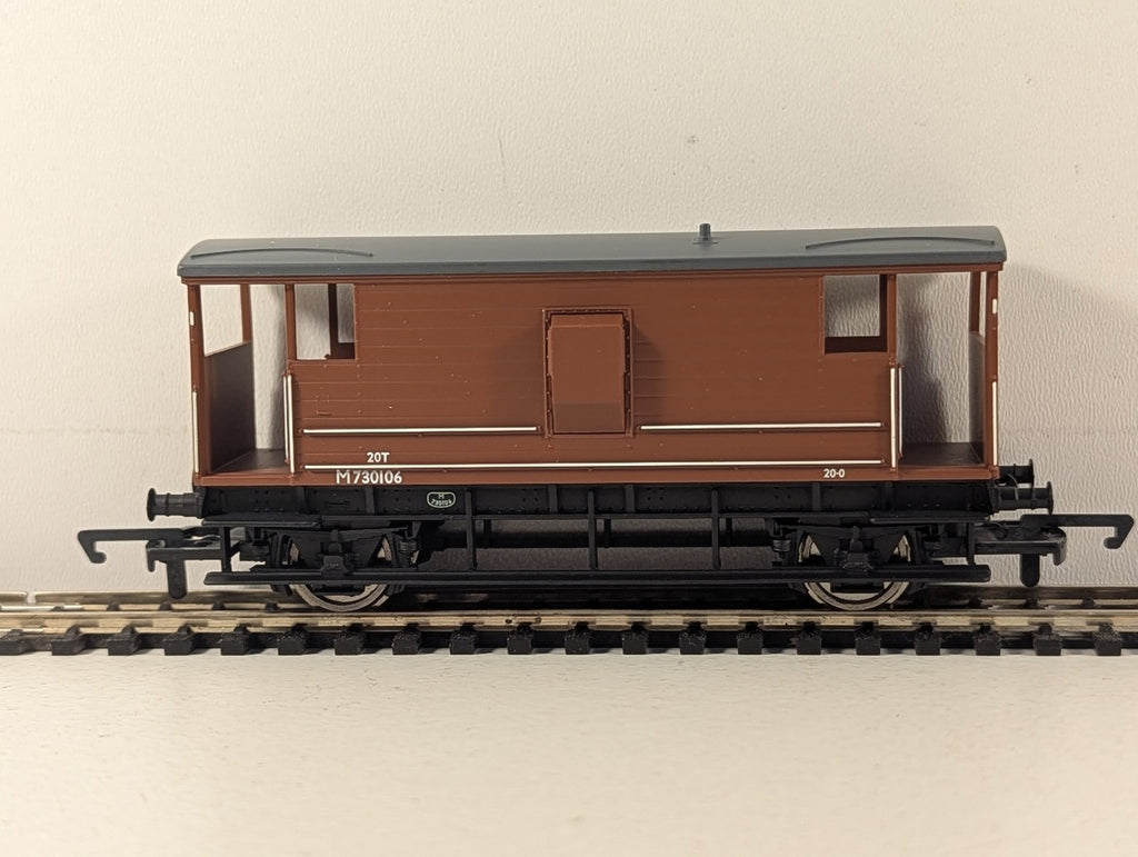Hornby OO Gauge BR (ex LMS) 20 Ton Brake Van M730106 BR Bauxite R6145A
