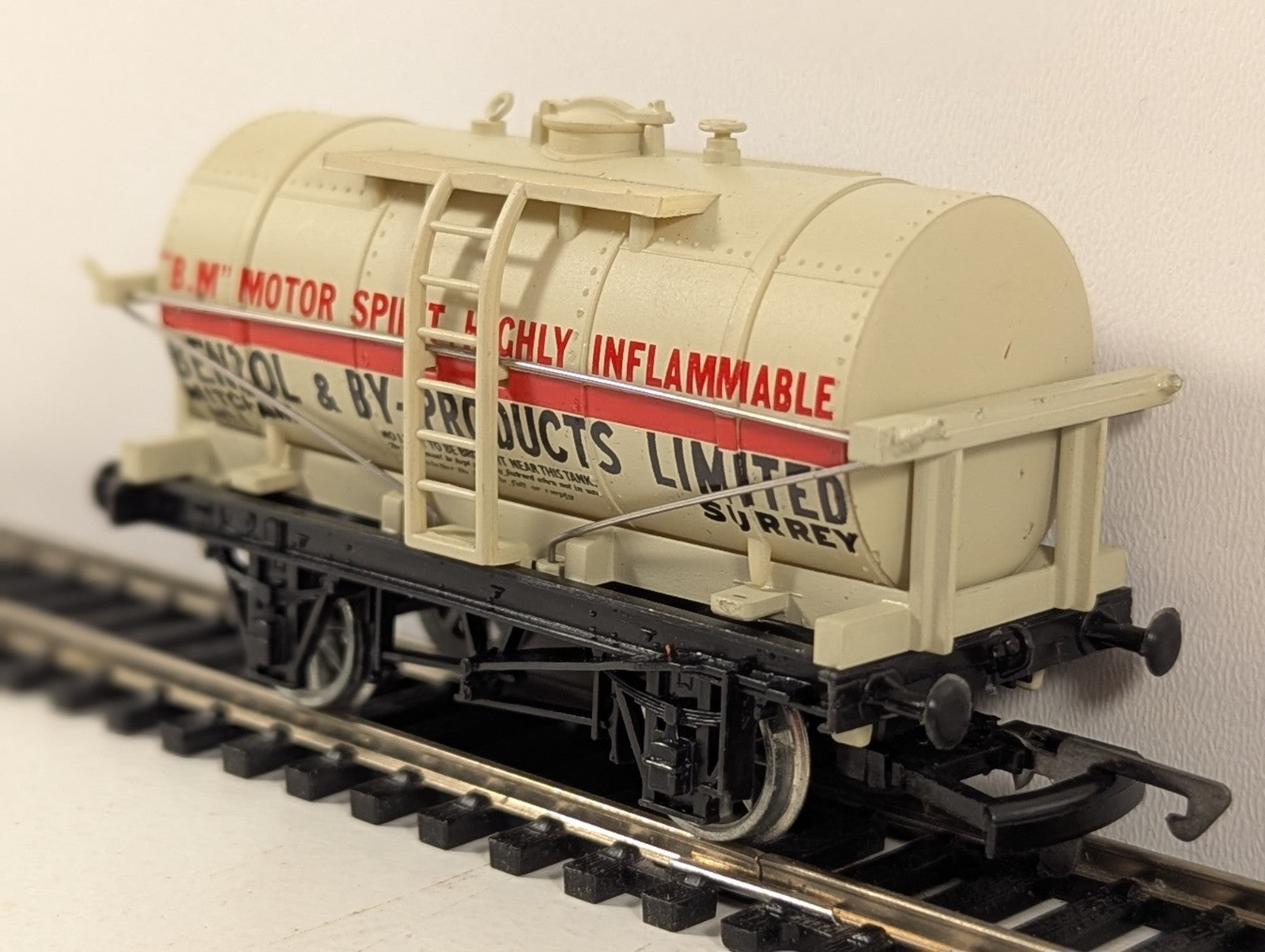 Dapol OO Gauge White Benzol & By-Products Limited 12 Ton Tank Wagon