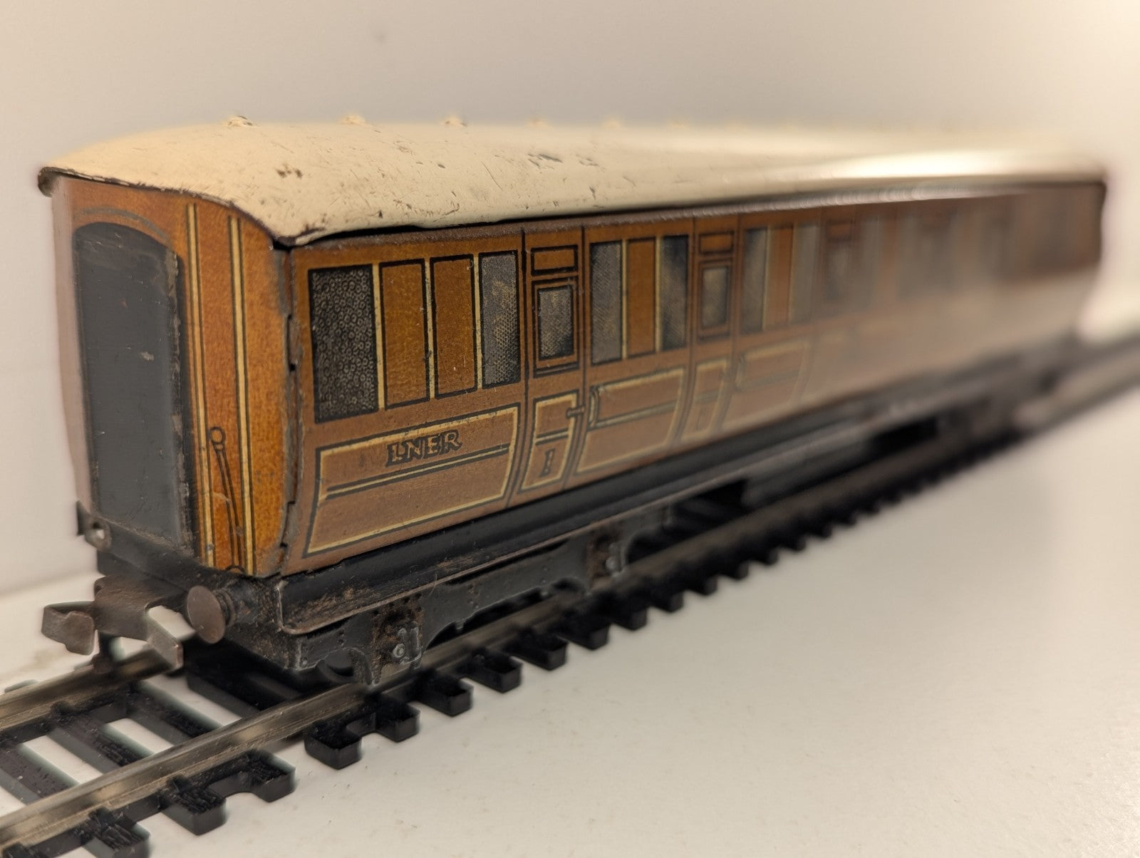 Hornby Dublo D1 LNER Teak First & Third Corridor Coach OO Gauge - missing buffer
