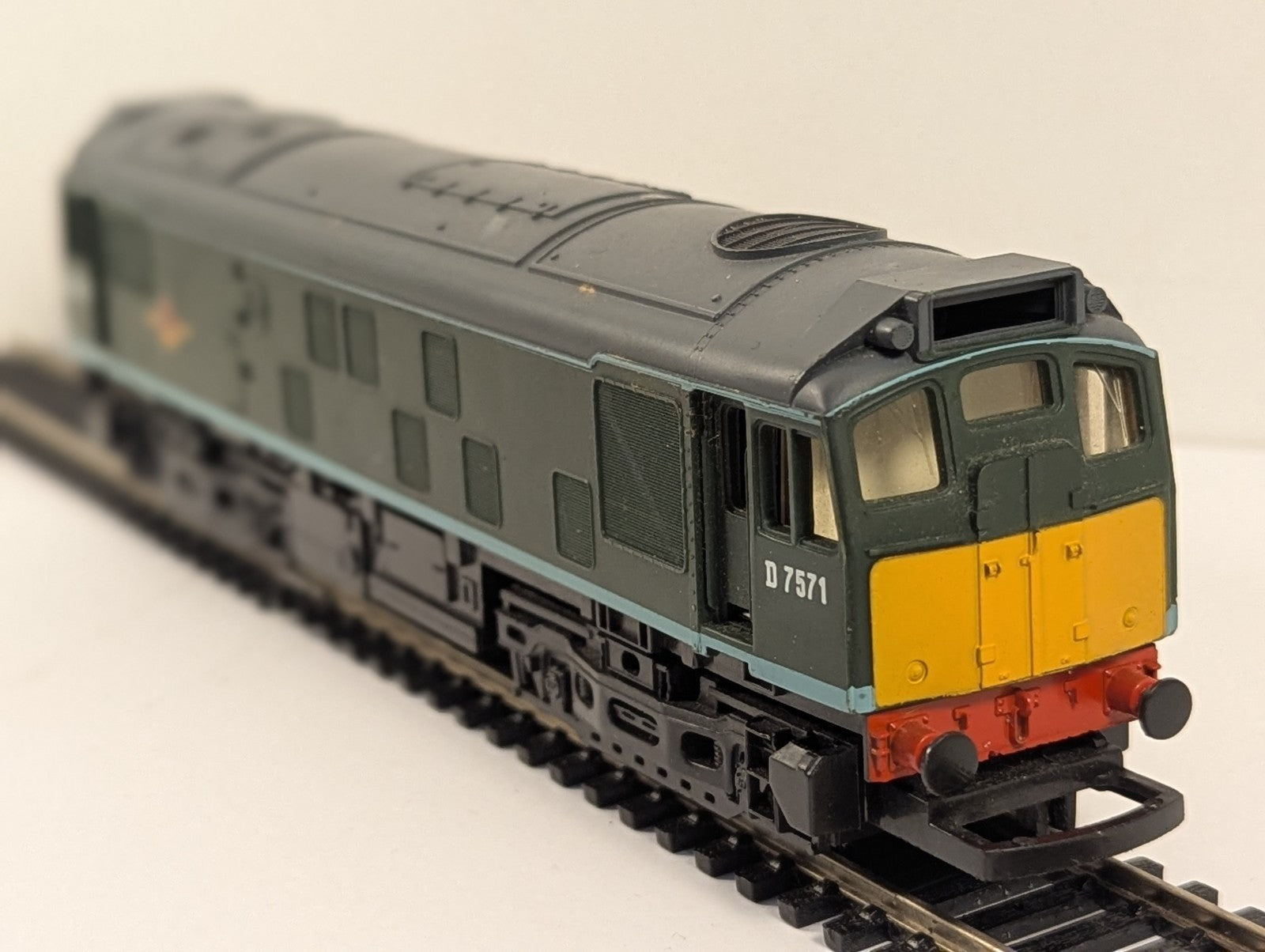 Hornby R327 BR Class 25 D7571 Diesel Locomotive OO Gauge