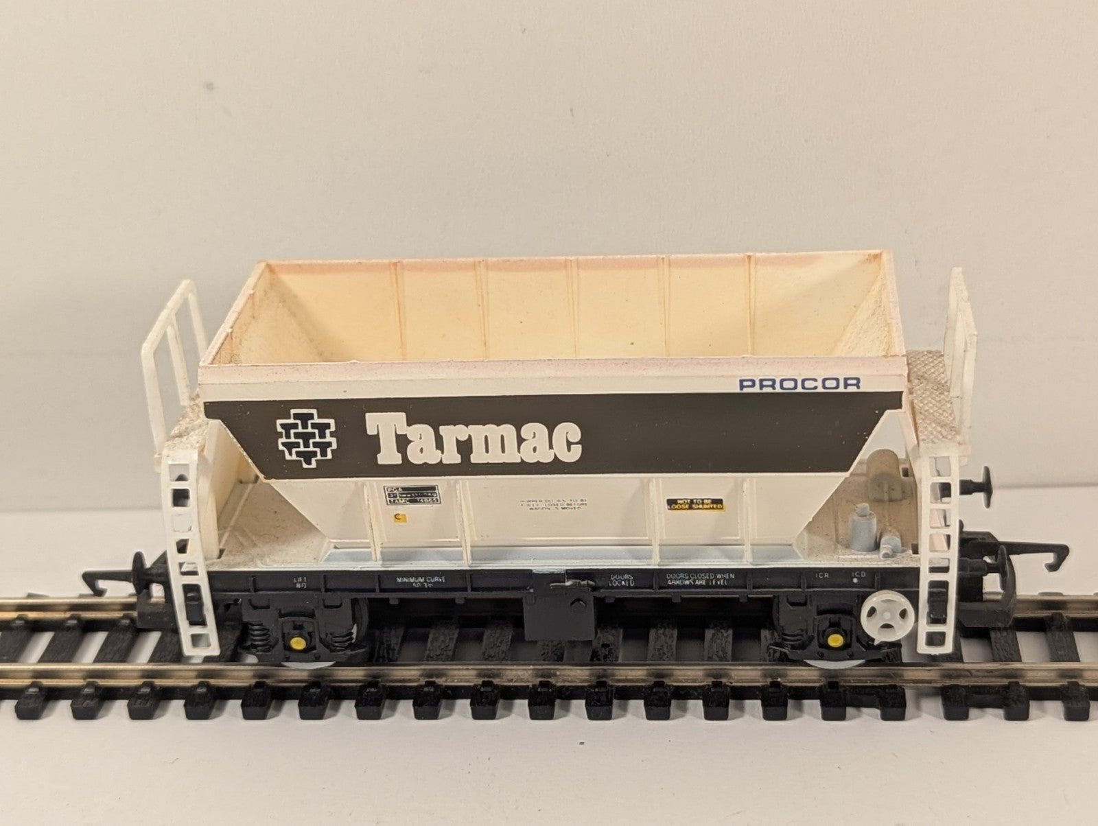 Hornby R013 OO Gauge PGA Tarmac Hopper Wagon